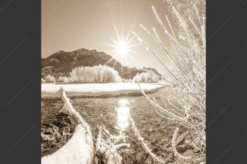 Blick über die winterliche Isar zum Soiern- und Karwendelgebirge - Isarstern 1:1 sepia -- Isar bei Krün mit Karwendel - mehr Infos bei www.Kriner-Weiermann.de
