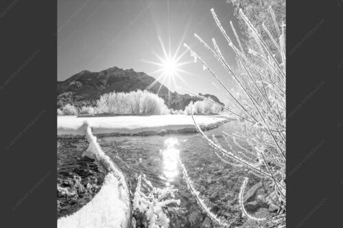 Blick über die winterliche Isar zum Soiern- und Karwendelgebirge - Isarstern 1:1 sw -- Isar bei Krün mit Karwendel - mehr Infos bei www.Kriner-Weiermann.de