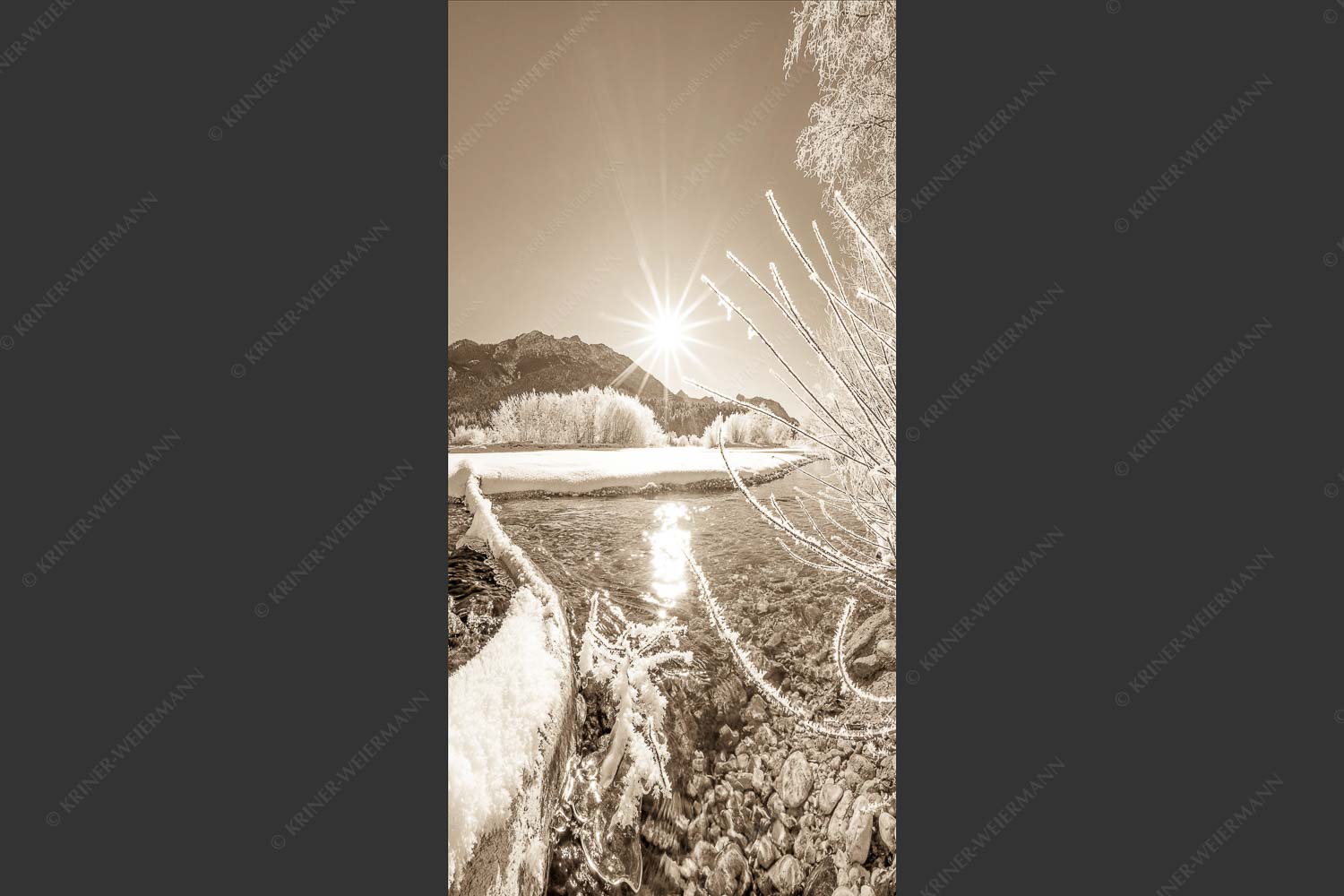 Blick über die winterliche Isar zum Soiern- und Karwendelgebirge - Isarstern 1:2 sepia -- Isar bei Krün mit Karwendel - mehr Infos bei www.Kriner-Weiermann.de