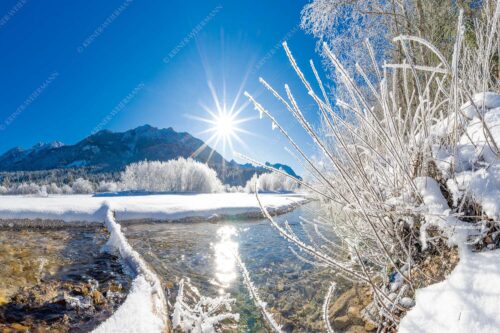 Blick über die winterliche Isar zum Soiern- und Karwendelgebirge - Isarstern 3:2  -- Isar bei Krün mit Karwendel - mehr Infos bei www.Kriner-Weiermann.de