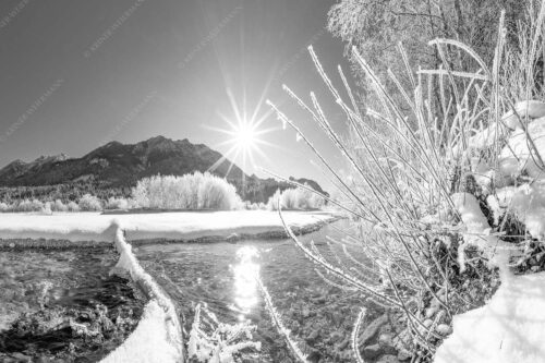 Blick über die winterliche Isar zum Soiern- und Karwendelgebirge - Isarstern 3:2 sw -- Isar bei Krün mit Karwendel - mehr Infos bei www.Kriner-Weiermann.de