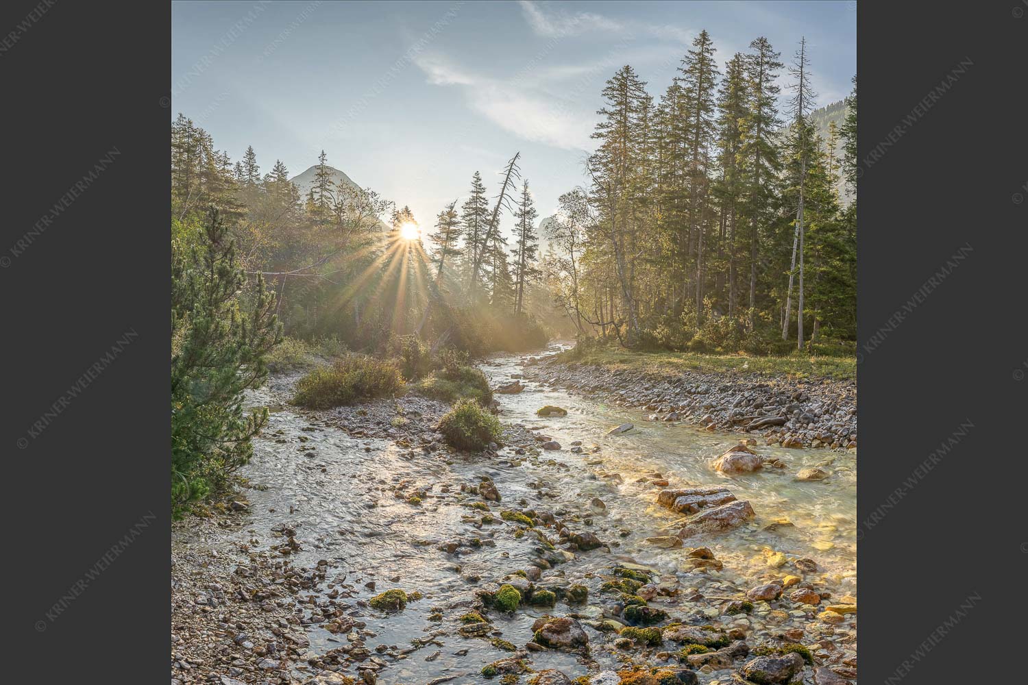 Die Nebelstimmung mit den ersten Sonnenstrahlen verleihen einen ganz besonderen Flair - Isarursprung I 1:1  -- Isarquelle im Karwendelgebirge - mehr Infos bei www.Kriner-Weiermann.de