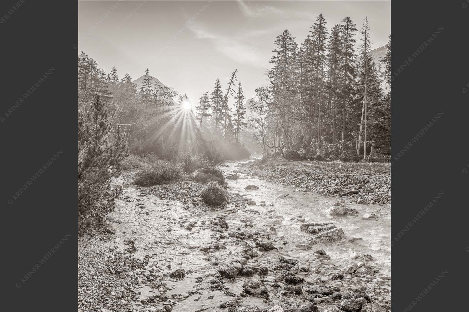 Die Nebelstimmung mit den ersten Sonnenstrahlen verleihen einen ganz besonderen Flair - Isarursprung I 1:1 sepia -- Isarquelle im Karwendelgebirge - mehr Infos bei www.Kriner-Weiermann.de