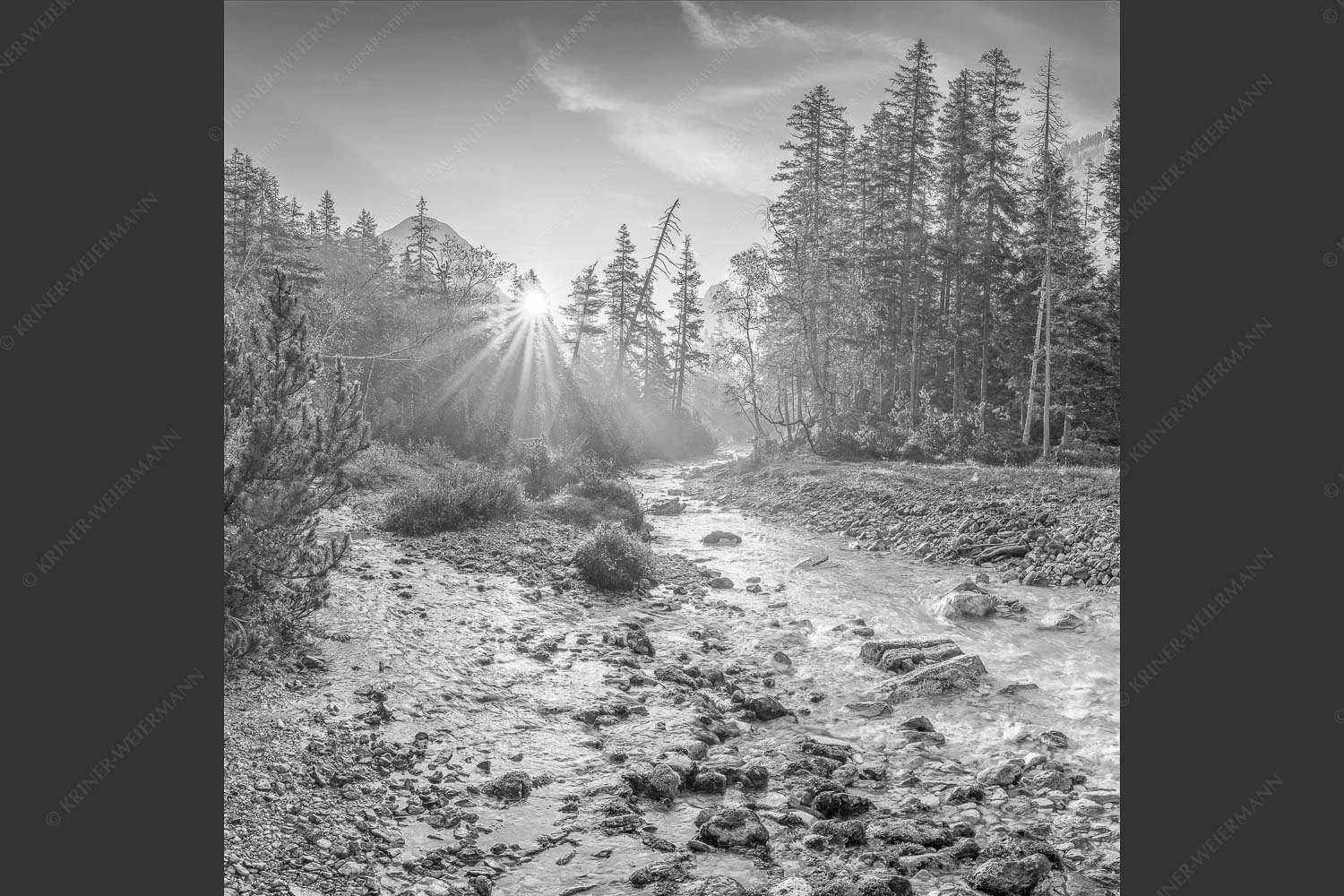 Die Nebelstimmung mit den ersten Sonnenstrahlen verleihen einen ganz besonderen Flair - Isarursprung I 1:1 sw -- Isarquelle im Karwendelgebirge - mehr Infos bei www.Kriner-Weiermann.de