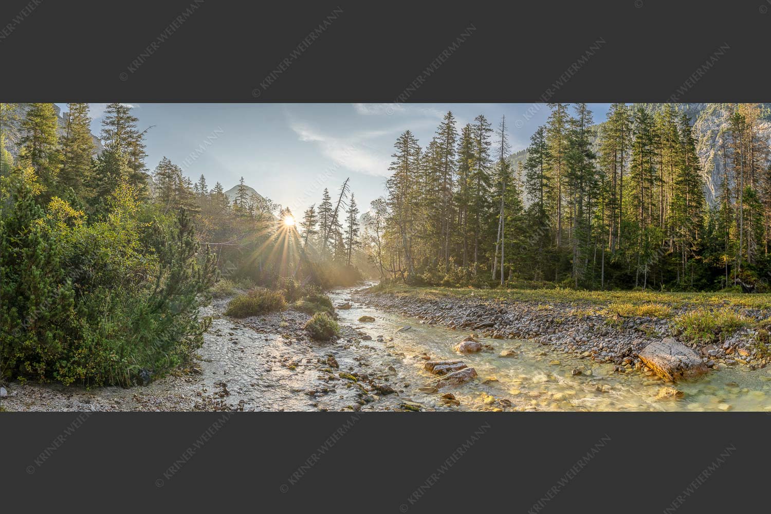 Die Nebelstimmung mit den ersten Sonnenstrahlen verleihen einen ganz besonderen Flair - Isarursprung I 2,5:1  -- Isarquelle im Karwendelgebirge - mehr Infos bei www.Kriner-Weiermann.de