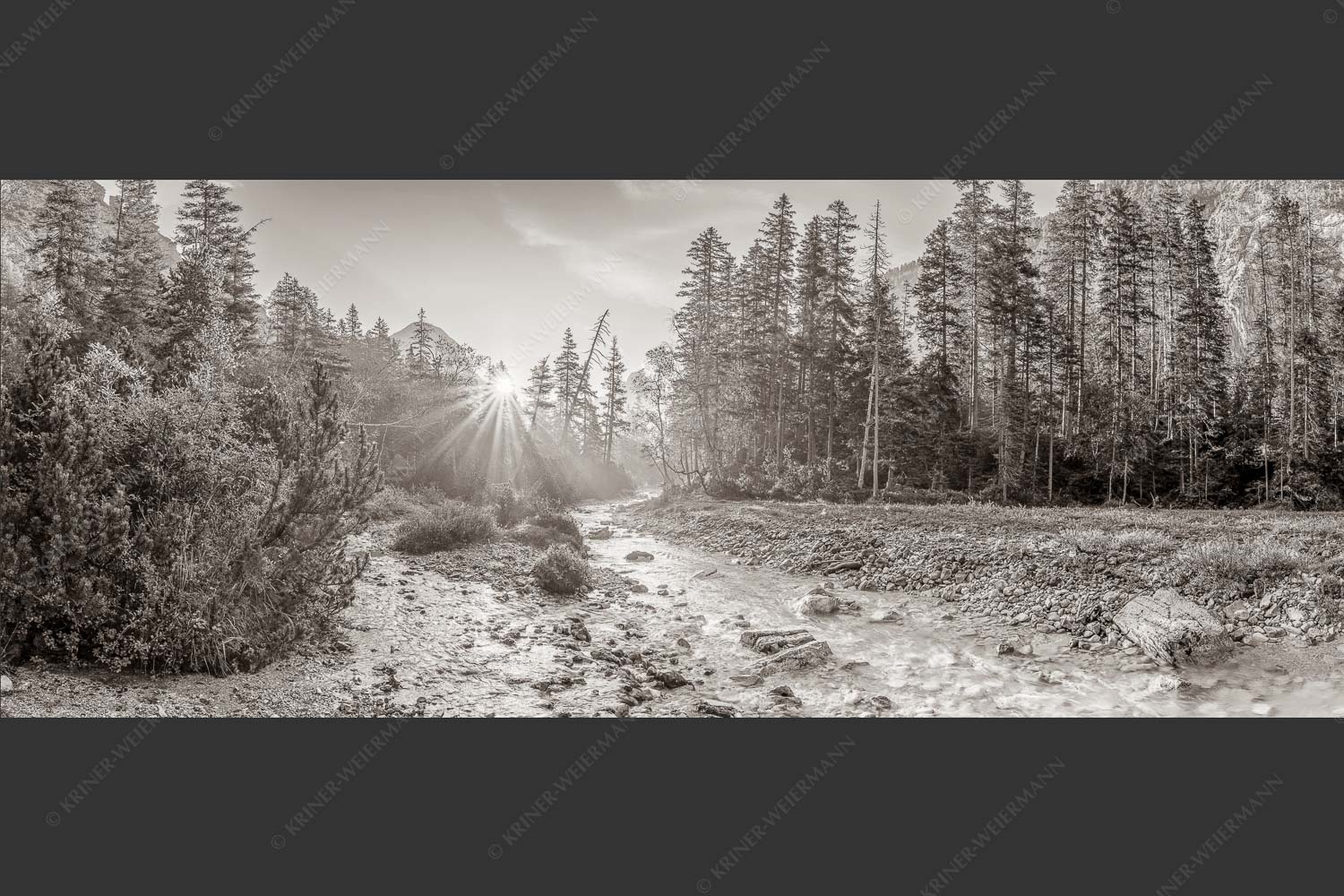 Die Nebelstimmung mit den ersten Sonnenstrahlen verleihen einen ganz besonderen Flair - Isarursprung I 2,5:1 sepia -- Isarquelle im Karwendelgebirge - mehr Infos bei www.Kriner-Weiermann.de