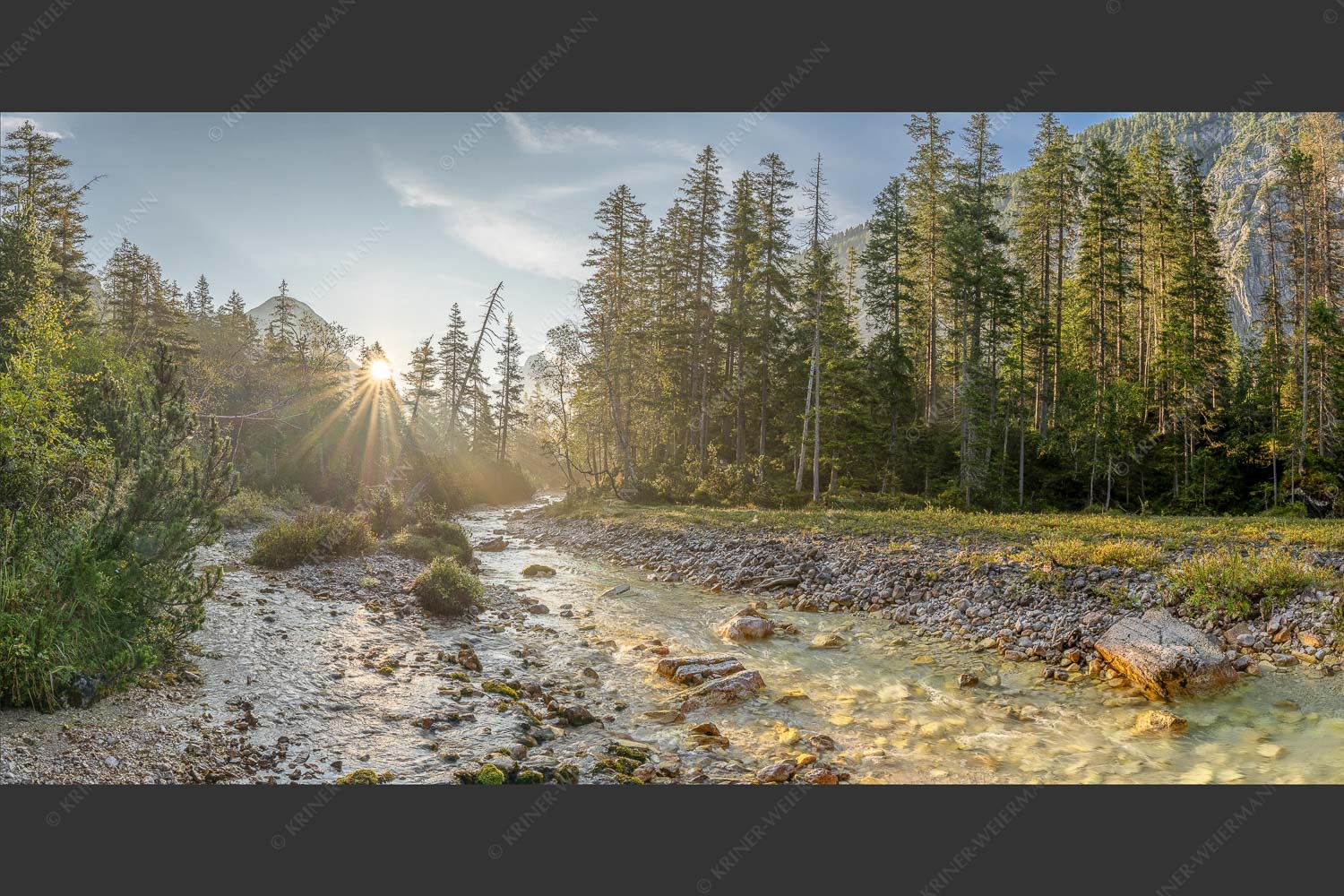 Die Nebelstimmung mit den ersten Sonnenstrahlen verleihen einen ganz besonderen Flair - Isarursprung I 2:1  -- Isarquelle im Karwendelgebirge - mehr Infos bei www.Kriner-Weiermann.de