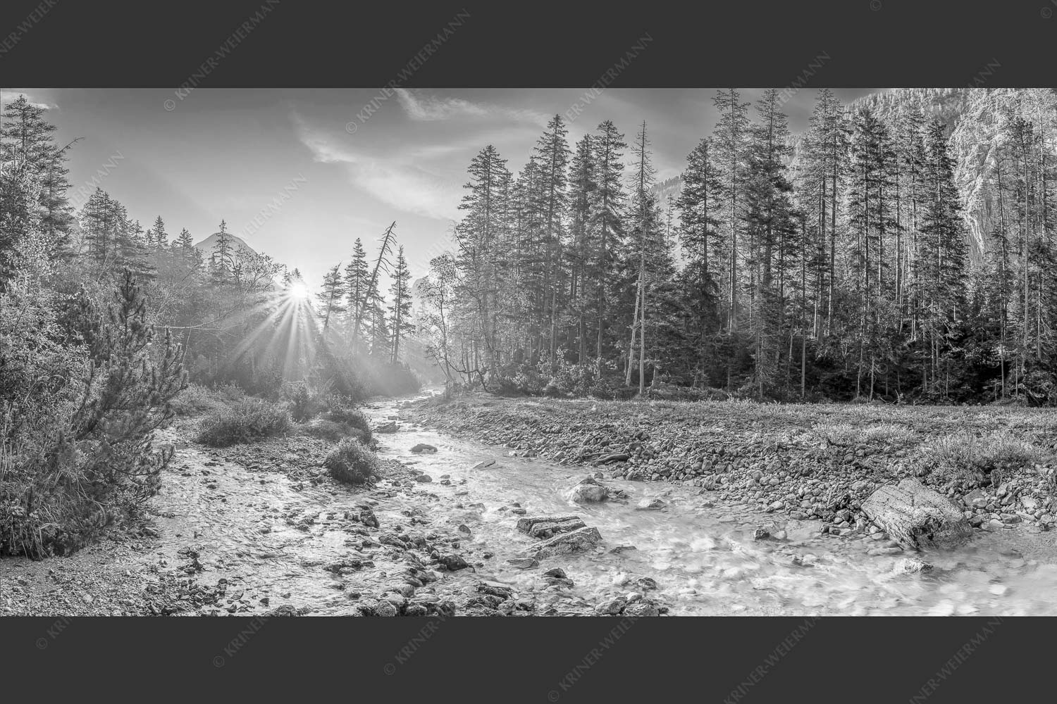 Die Nebelstimmung mit den ersten Sonnenstrahlen verleihen einen ganz besonderen Flair - Isarursprung I 2:1 sw -- Isarquelle im Karwendelgebirge - mehr Infos bei www.Kriner-Weiermann.de