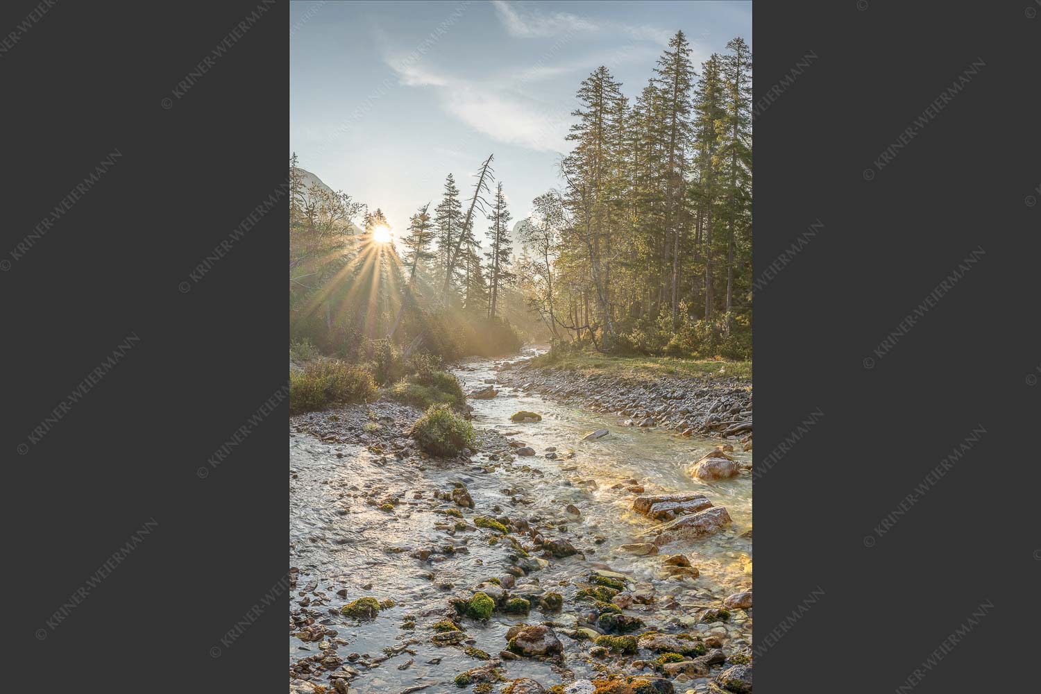 Die Nebelstimmung mit den ersten Sonnenstrahlen verleihen einen ganz besonderen Flair - Isarursprung I 2:3  -- Isarquelle im Karwendelgebirge - mehr Infos bei www.Kriner-Weiermann.de