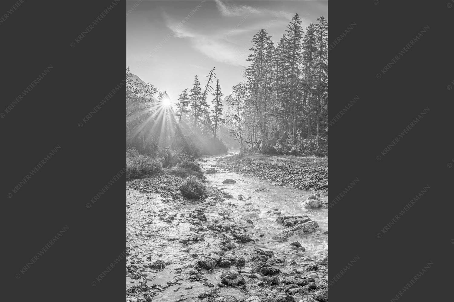 Die Nebelstimmung mit den ersten Sonnenstrahlen verleihen einen ganz besonderen Flair - Isarursprung I 2:3 sw -- Isarquelle im Karwendelgebirge - mehr Infos bei www.Kriner-Weiermann.de