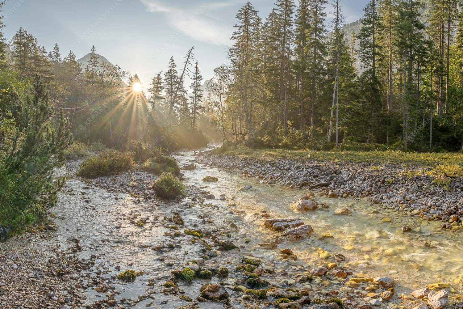 Die Nebelstimmung mit den ersten Sonnenstrahlen verleihen einen ganz besonderen Flair - Isarursprung I 3:2  -- Isarquelle im Karwendelgebirge - mehr Infos bei www.Kriner-Weiermann.de