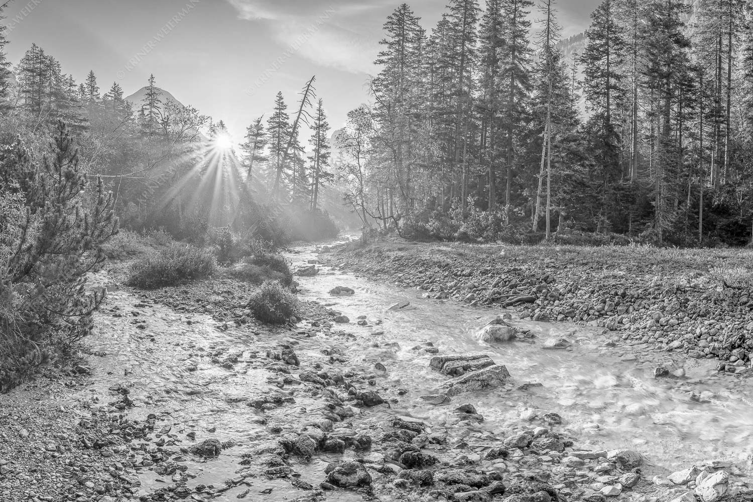 Die Nebelstimmung mit den ersten Sonnenstrahlen verleihen einen ganz besonderen Flair - Isarursprung I 3:2 sw -- Isarquelle im Karwendelgebirge - mehr Infos bei www.Kriner-Weiermann.de