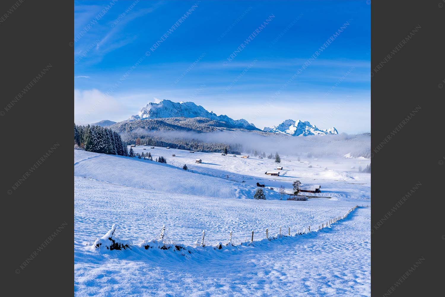 Blick am Tonihof vorbei zum Wetterstein- und Estergebirge - Jetz is er da 1:1  -- Winterlandschaft Werdenfels mit Wetterstein - mehr Infos bei www.Kriner-Weiermann.de