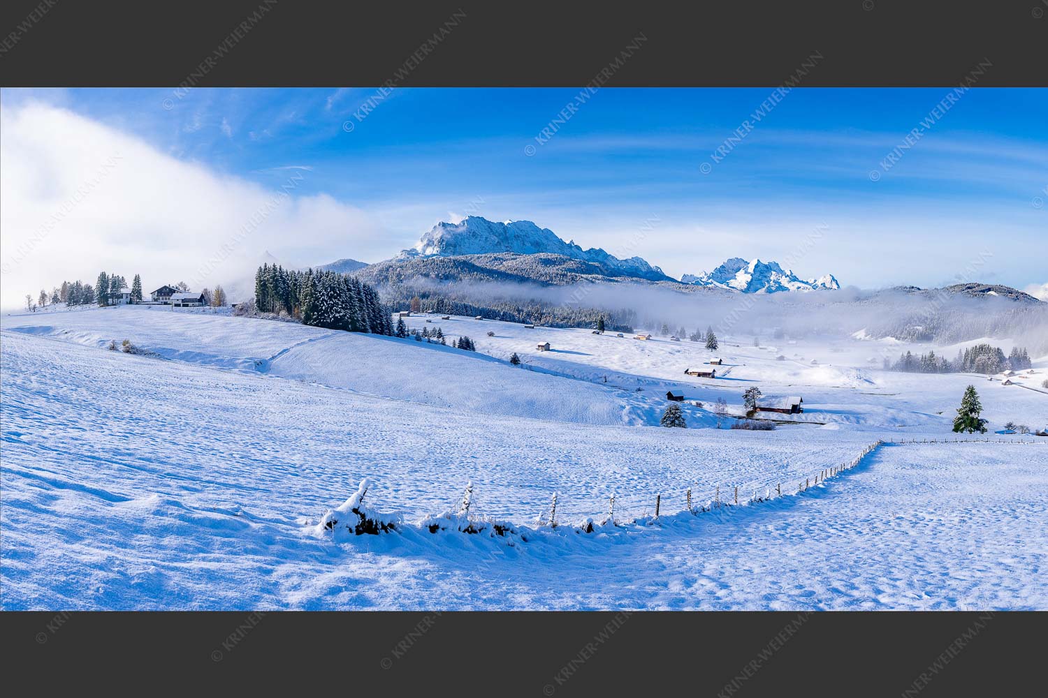 Blick am Tonihof vorbei zum Wetterstein- und Estergebirge - Jetz is er da 2:1  -- Winterlandschaft Werdenfels mit Wetterstein - mehr Infos bei www.Kriner-Weiermann.de