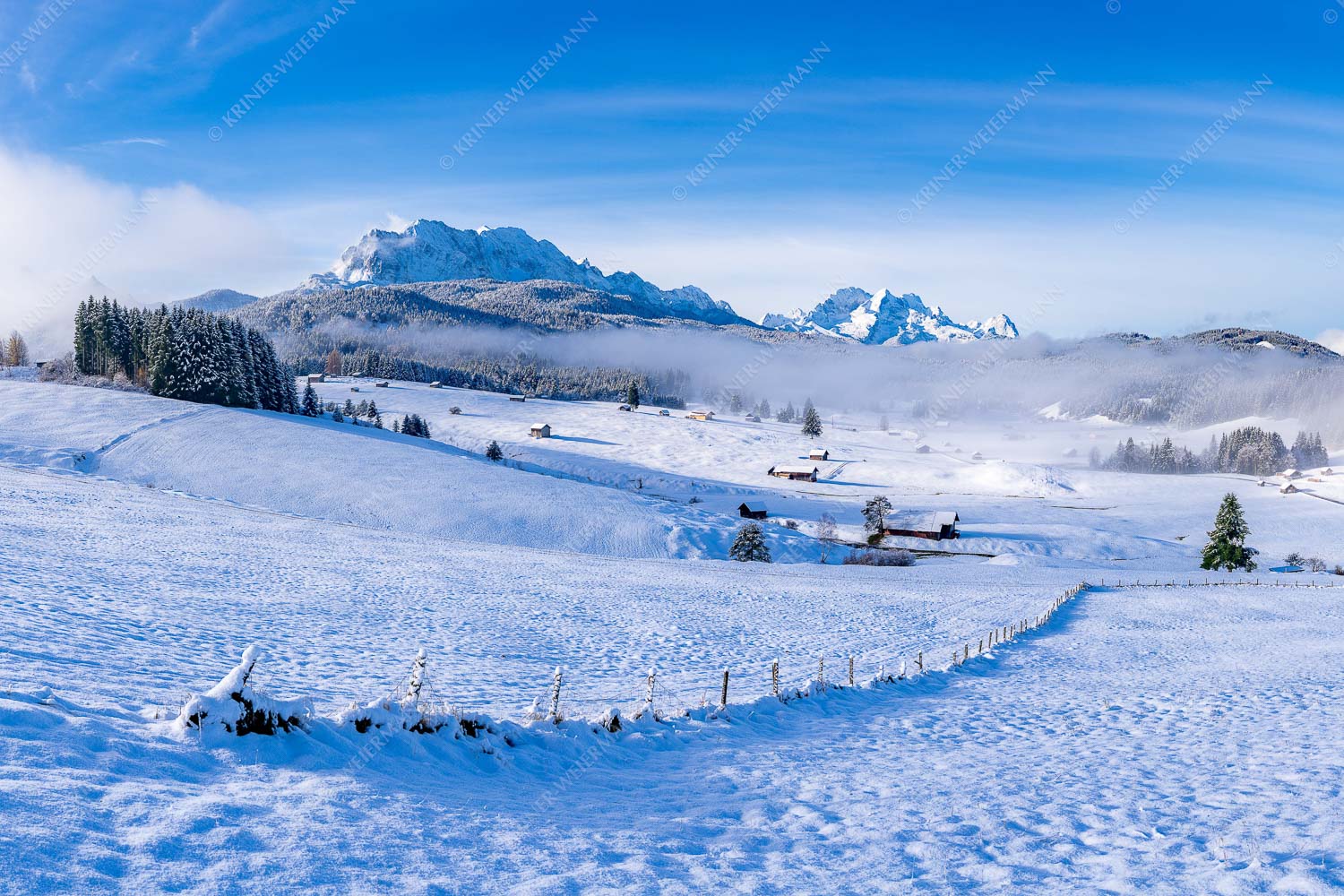Blick am Tonihof vorbei zum Wetterstein- und Estergebirge - Jetz is er da 3:2  -- Winterlandschaft Werdenfels mit Wetterstein - mehr Infos bei www.Kriner-Weiermann.de