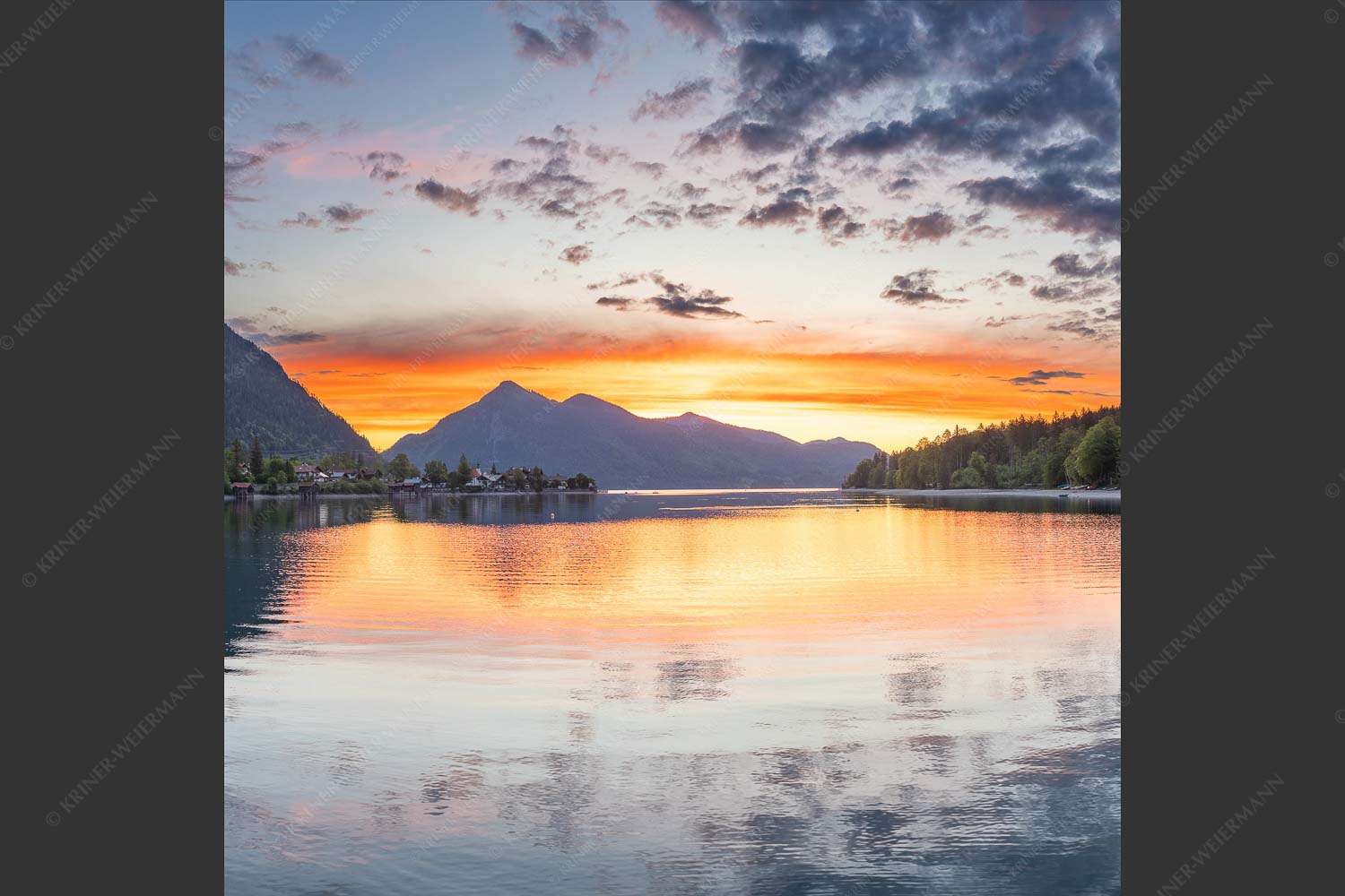 Blick über den Walchensee zum Sonnenaufgang am Jochberg - Jochberg Erwachen 1:1  -- Walchensee - mehr Infos bei www.Kriner-Weiermann.de
