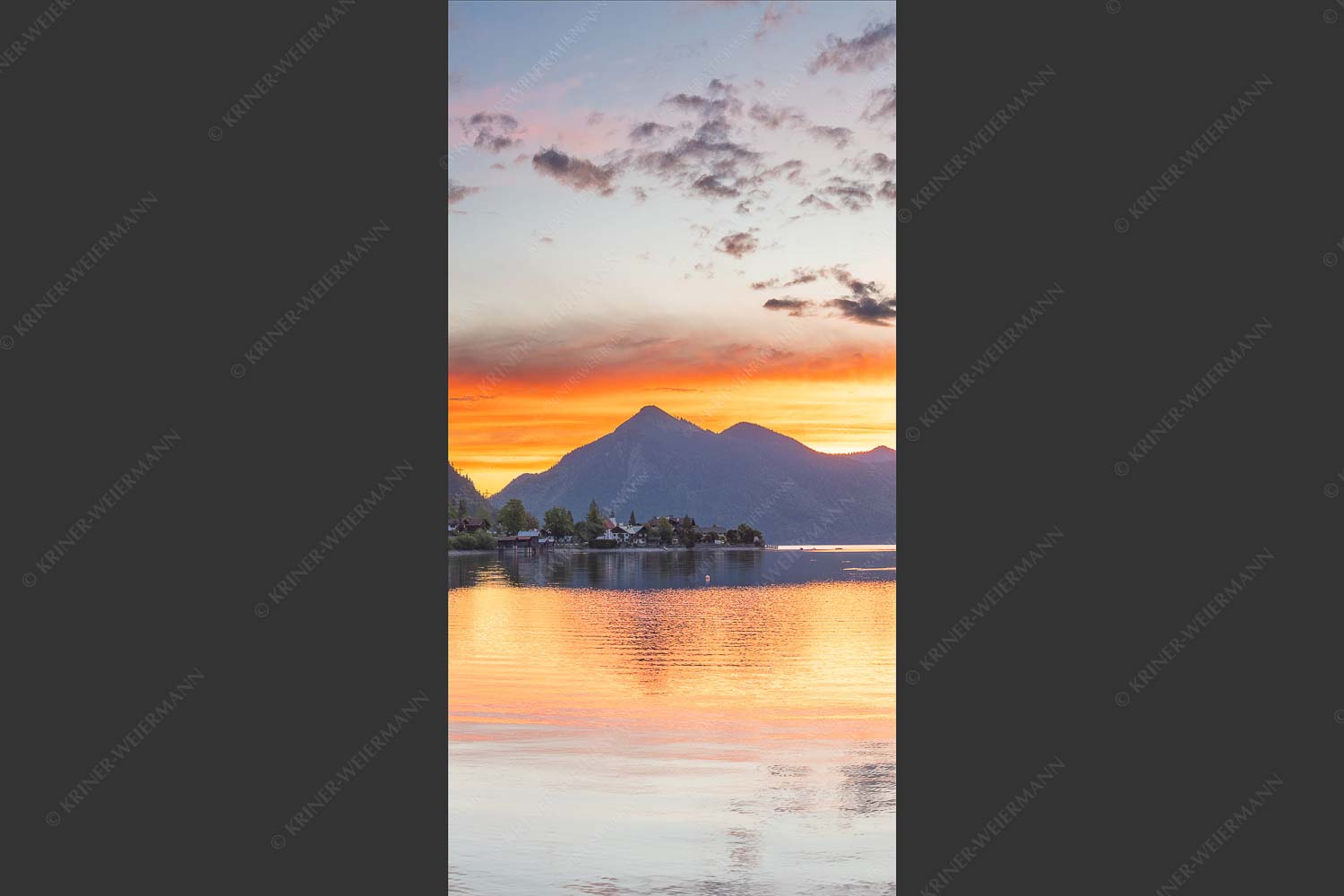 Blick über den Walchensee zum Sonnenaufgang am Jochberg - Jochberg Erwachen 1:2  -- Walchensee - mehr Infos bei www.Kriner-Weiermann.de