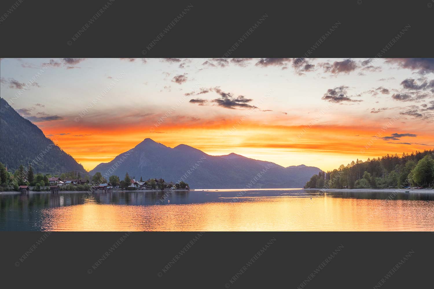 Blick über den Walchensee zum Sonnenaufgang am Jochberg - Jochberg Erwachen 2,5:1  -- Walchensee - mehr Infos bei www.Kriner-Weiermann.de
