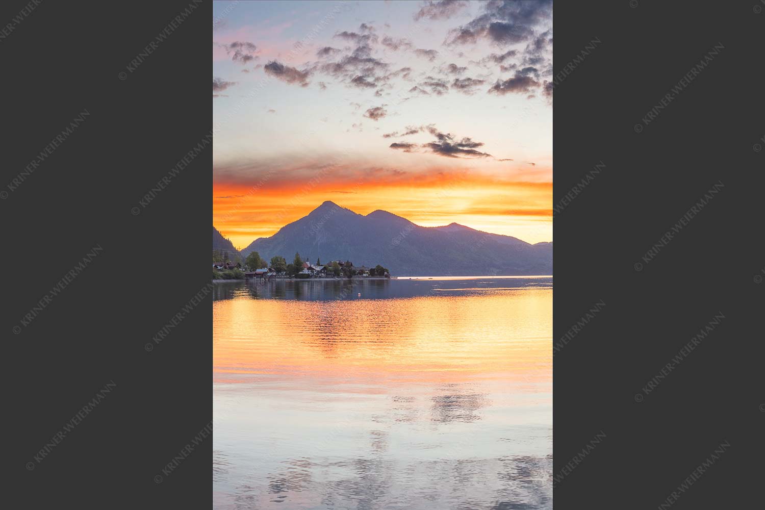 Blick über den Walchensee zum Sonnenaufgang am Jochberg - Jochberg Erwachen 2:3  -- Walchensee - mehr Infos bei www.Kriner-Weiermann.de