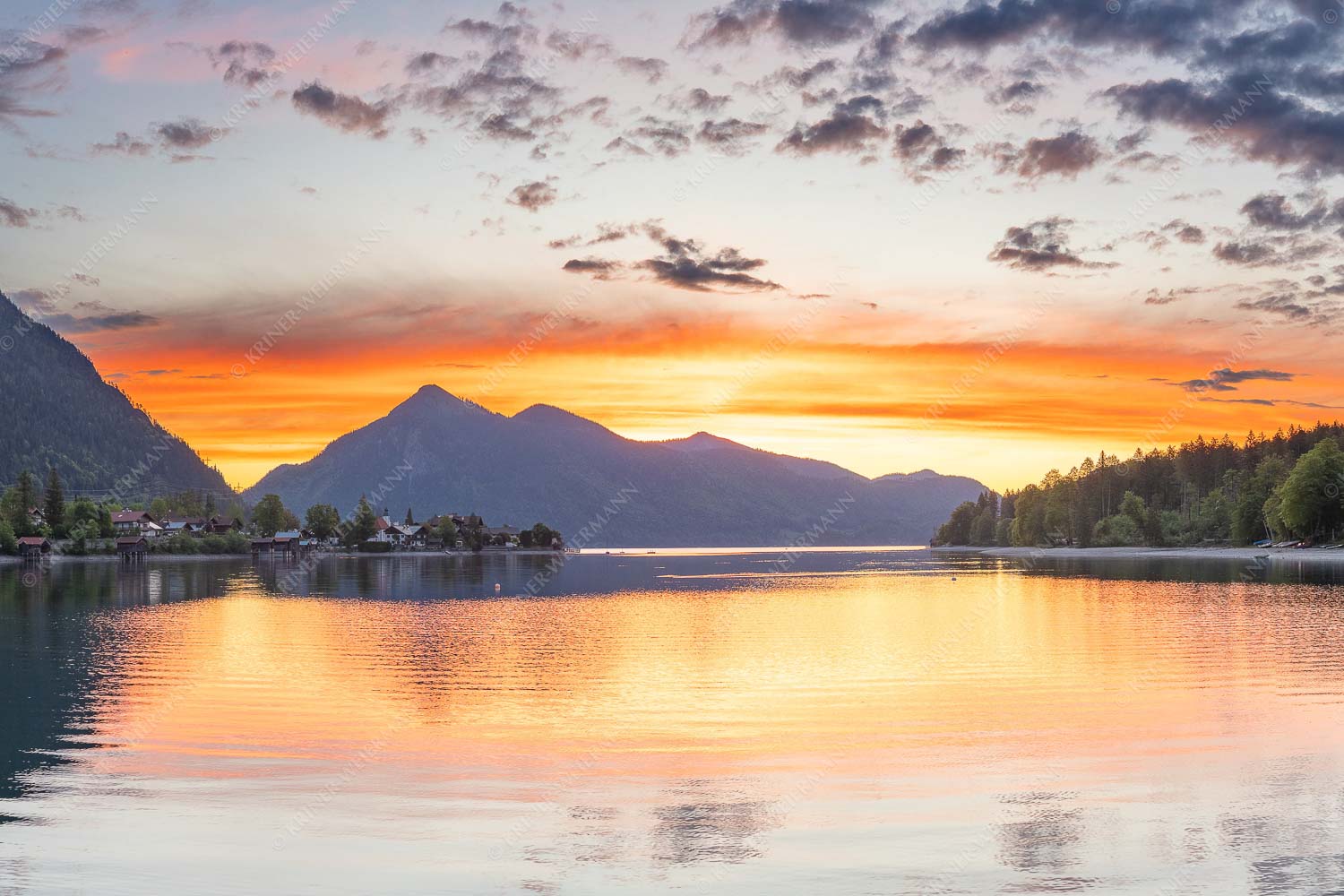Blick über den Walchensee zum Sonnenaufgang am Jochberg - Jochberg Erwachen 3:2  -- Walchensee - mehr Infos bei www.Kriner-Weiermann.de