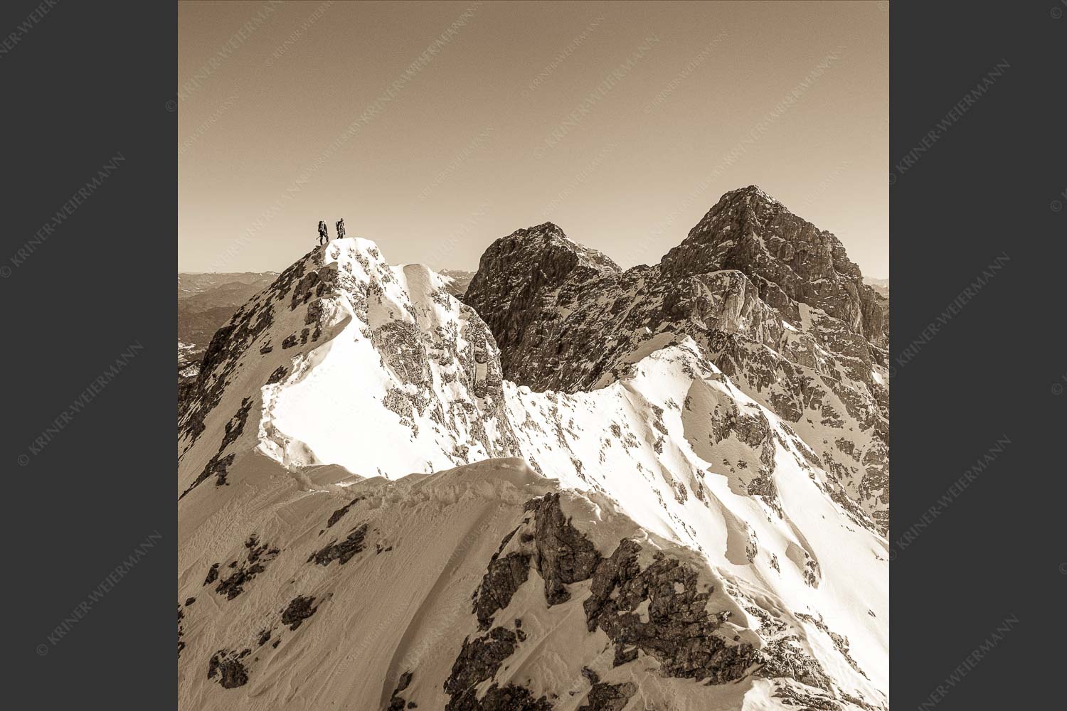 Mühsam gestaltet sich die Kletterei auf dem Jubiläusgrat im Winter - Jubigrat Winter 1:1 sepia -- Zwischen Alpspitze und Zugspitze - mehr Infos bei www.Kriner-Weiermann.de