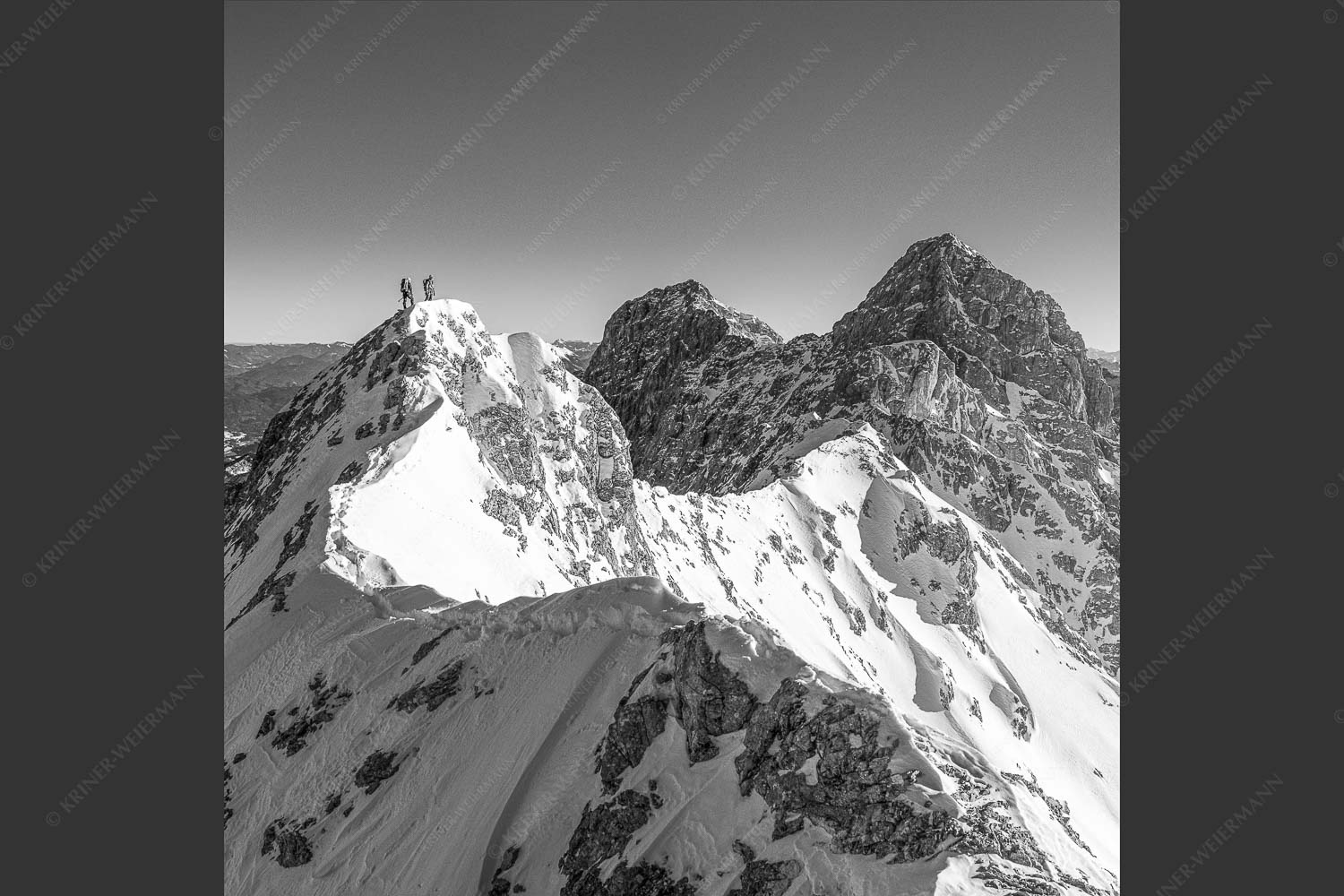 Mühsam gestaltet sich die Kletterei auf dem Jubiläusgrat im Winter - Jubigrat Winter 1:1 sw -- Zwischen Alpspitze und Zugspitze - mehr Infos bei www.Kriner-Weiermann.de