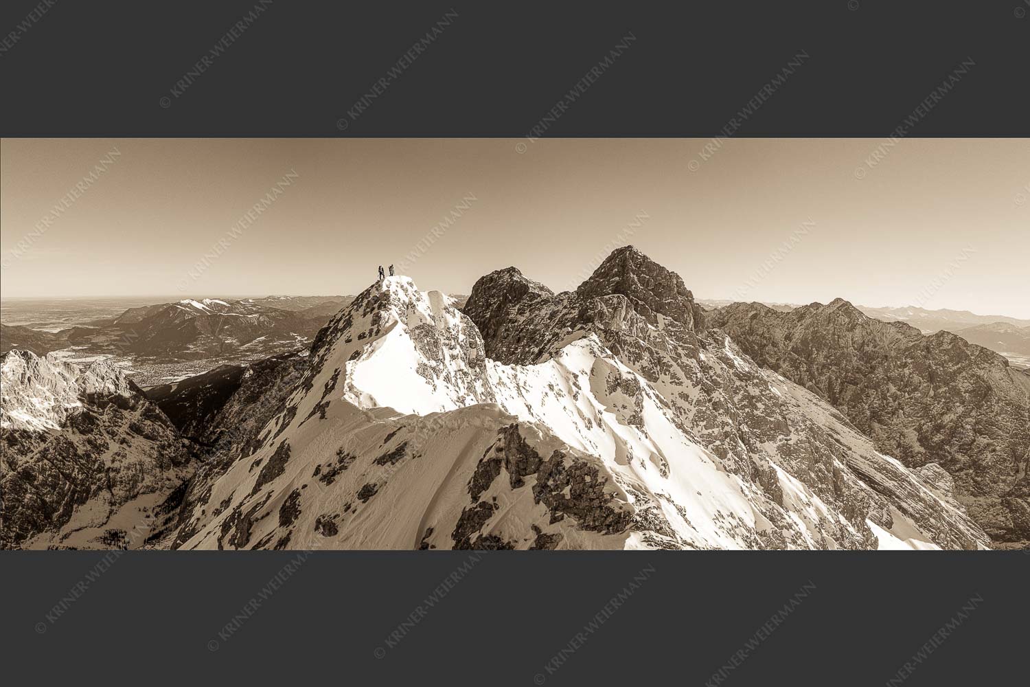Mühsam gestaltet sich die Kletterei auf dem Jubiläusgrat im Winter - Jubigrat Winter 2,5:1 sepia -- Zwischen Alpspitze und Zugspitze - mehr Infos bei www.Kriner-Weiermann.de