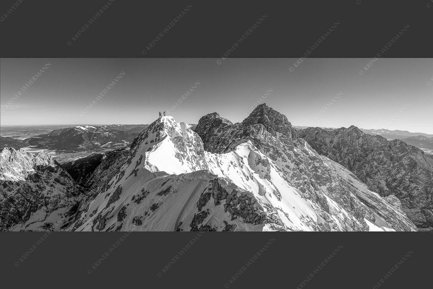 Mühsam gestaltet sich die Kletterei auf dem Jubiläusgrat im Winter - Jubigrat Winter 2,5:1 sw -- Zwischen Alpspitze und Zugspitze - mehr Infos bei www.Kriner-Weiermann.de