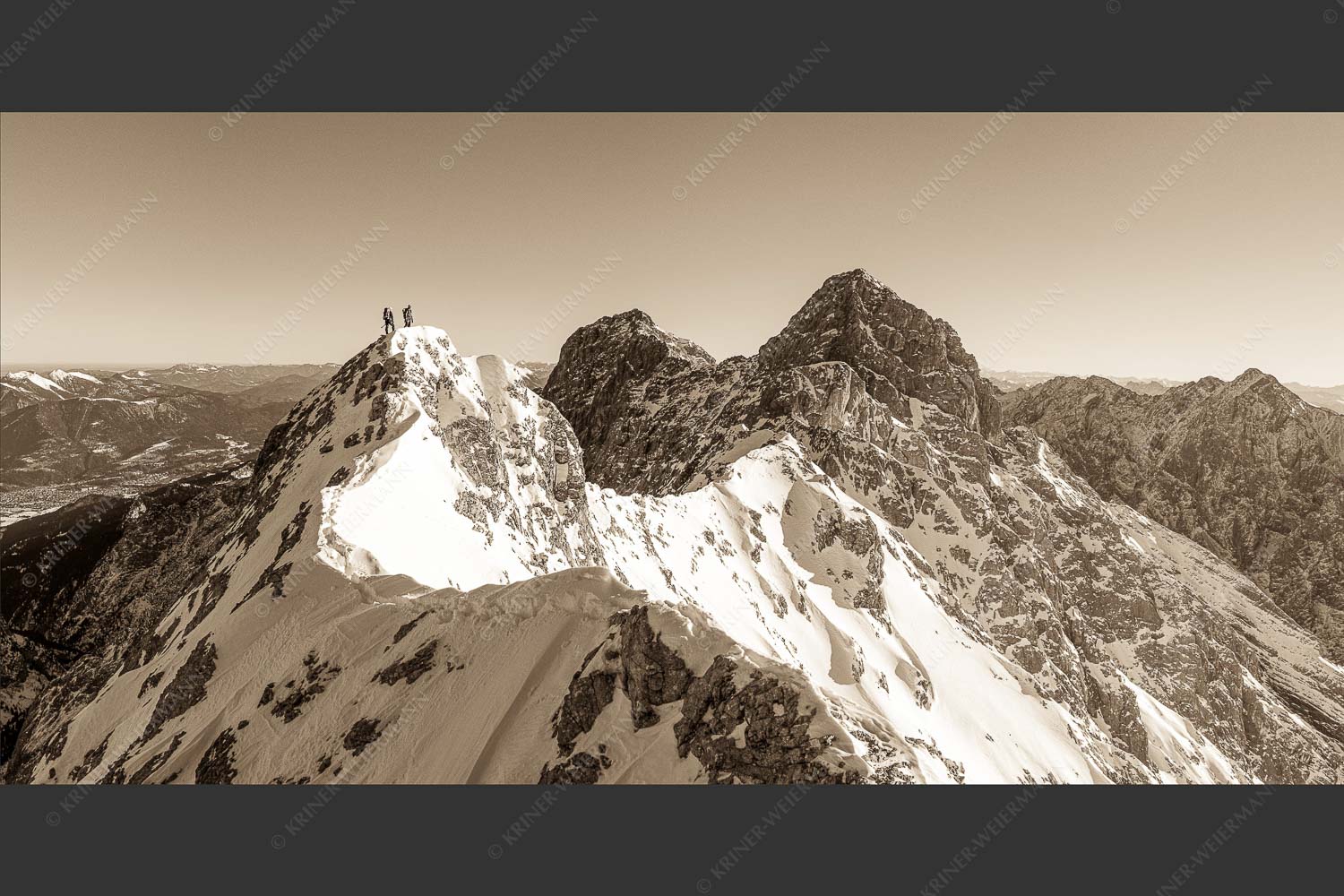 Mühsam gestaltet sich die Kletterei auf dem Jubiläusgrat im Winter - Jubigrat Winter 2:1 sepia -- Zwischen Alpspitze und Zugspitze - mehr Infos bei www.Kriner-Weiermann.de