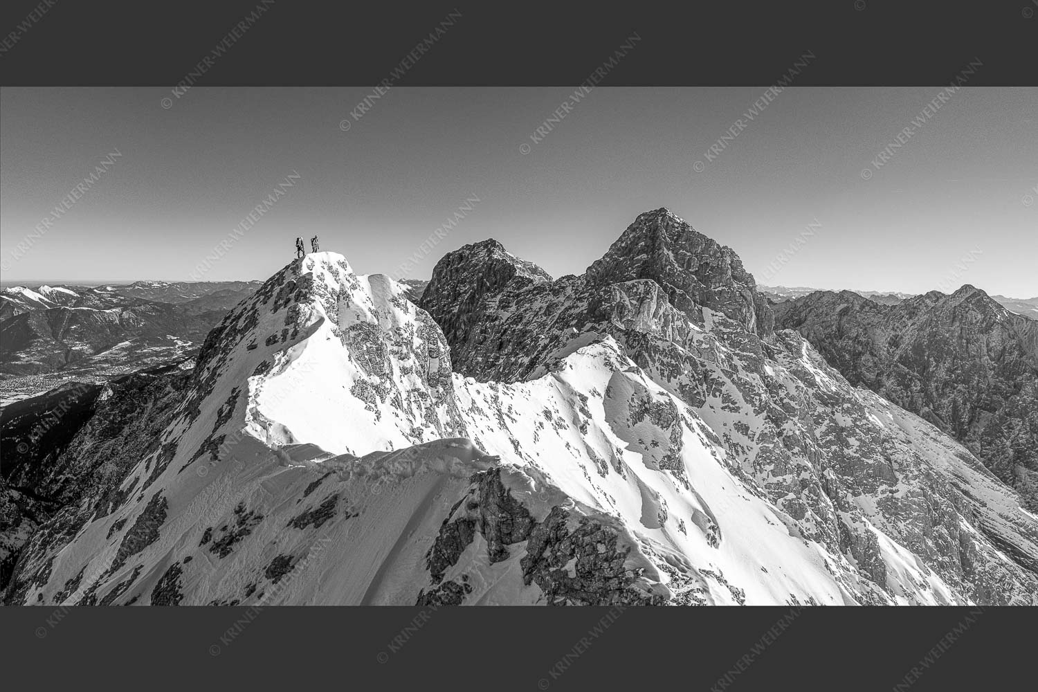 Mühsam gestaltet sich die Kletterei auf dem Jubiläusgrat im Winter - Jubigrat Winter 2:1 sw -- Zwischen Alpspitze und Zugspitze - mehr Infos bei www.Kriner-Weiermann.de