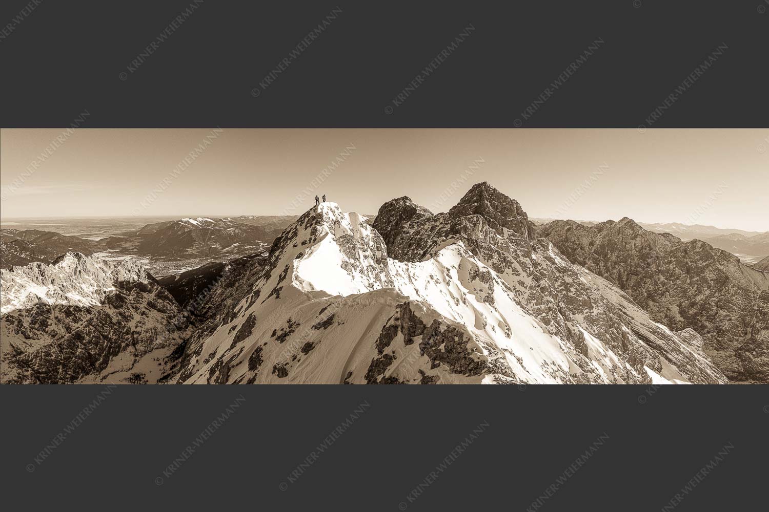 Mühsam gestaltet sich die Kletterei auf dem Jubiläusgrat im Winter - Jubigrat Winter 3:1 sepia -- Zwischen Alpspitze und Zugspitze - mehr Infos bei www.Kriner-Weiermann.de