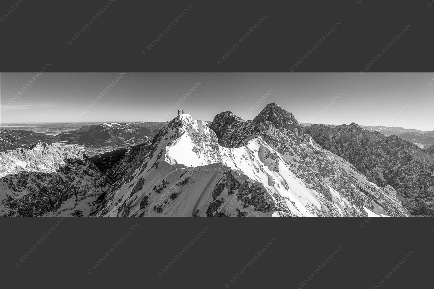Mühsam gestaltet sich die Kletterei auf dem Jubiläusgrat im Winter - Jubigrat Winter 3:1 sw -- Zwischen Alpspitze und Zugspitze - mehr Infos bei www.Kriner-Weiermann.de