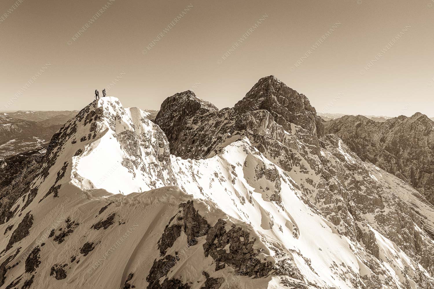 Mühsam gestaltet sich die Kletterei auf dem Jubiläusgrat im Winter - Jubigrat Winter 3:2 sepia -- Zwischen Alpspitze und Zugspitze - mehr Infos bei www.Kriner-Weiermann.de