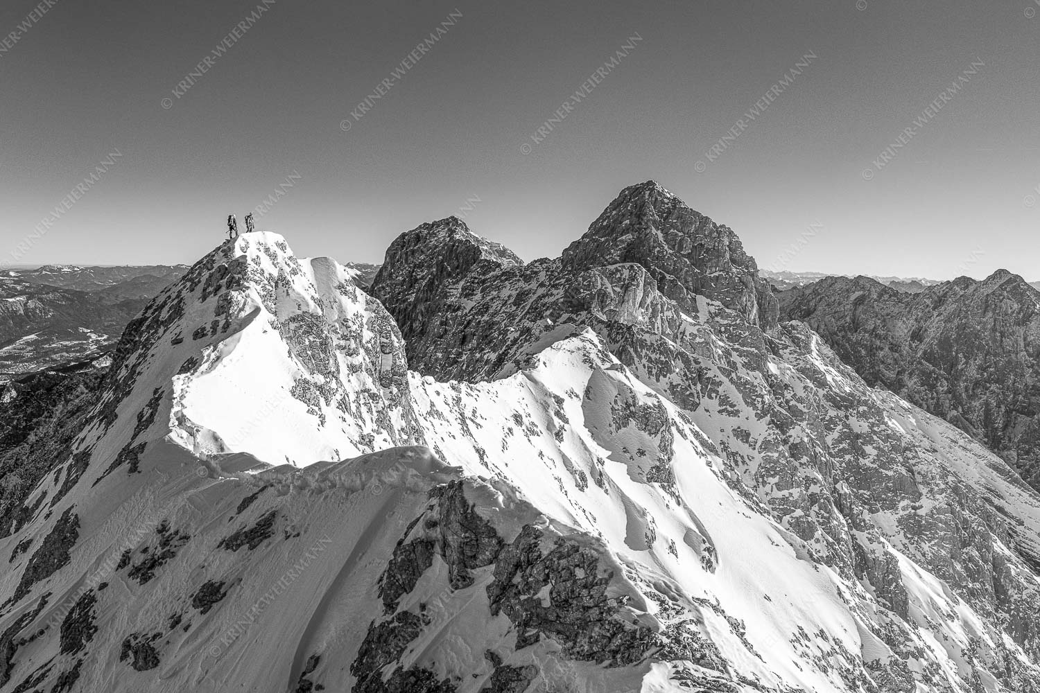 Mühsam gestaltet sich die Kletterei auf dem Jubiläusgrat im Winter - Jubigrat Winter 3:2 sw -- Zwischen Alpspitze und Zugspitze - mehr Infos bei www.Kriner-Weiermann.de
