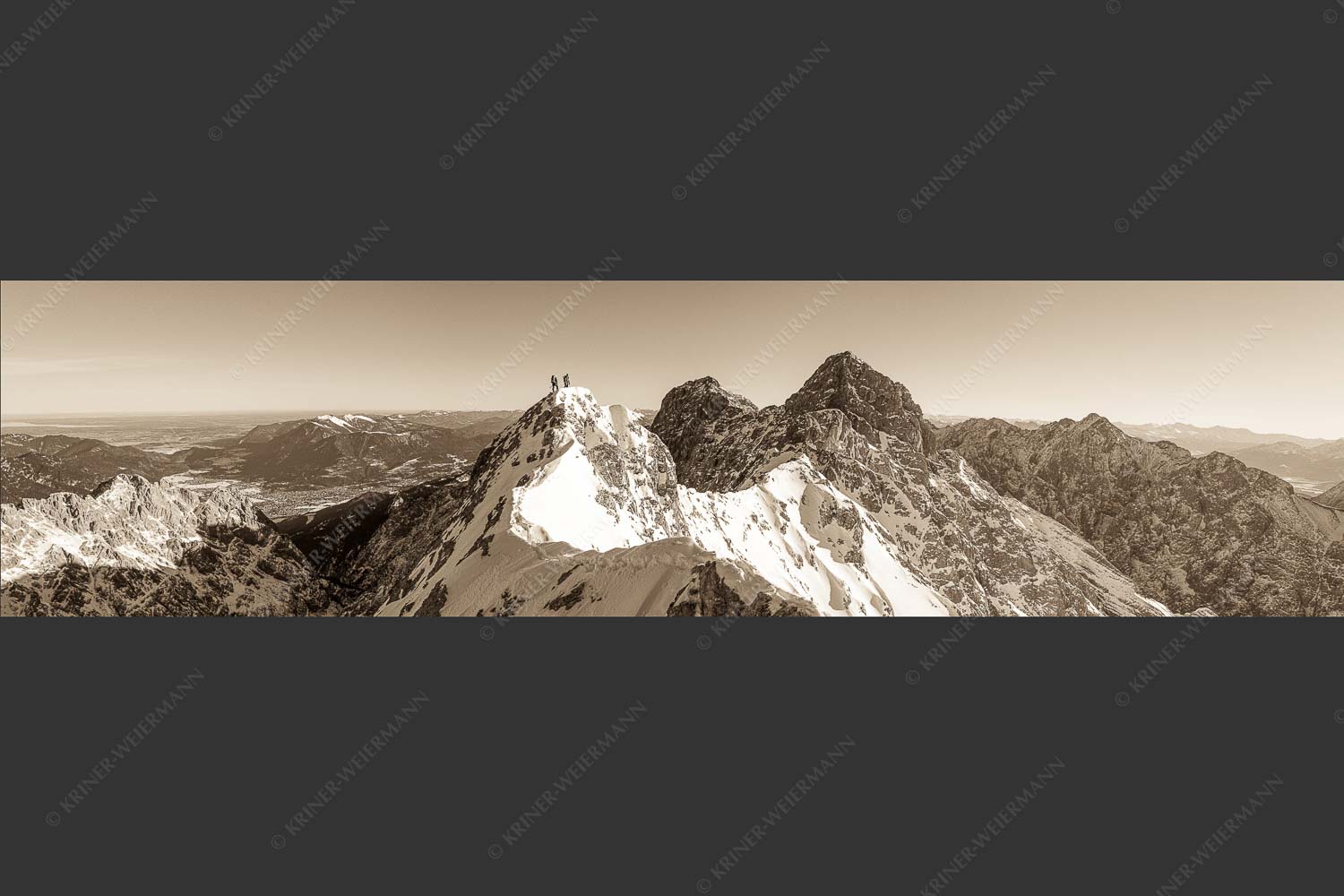 Mühsam gestaltet sich die Kletterei auf dem Jubiläusgrat im Winter - Jubigrat Winter 4:1 sepia -- Zwischen Alpspitze und Zugspitze - mehr Infos bei www.Kriner-Weiermann.de