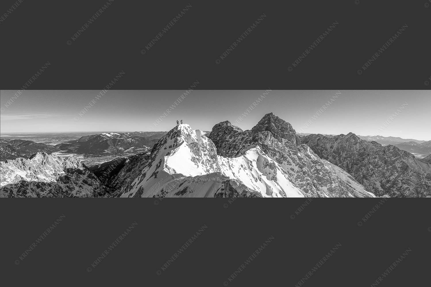 Mühsam gestaltet sich die Kletterei auf dem Jubiläusgrat im Winter - Jubigrat Winter 4:1 sw -- Zwischen Alpspitze und Zugspitze - mehr Infos bei www.Kriner-Weiermann.de