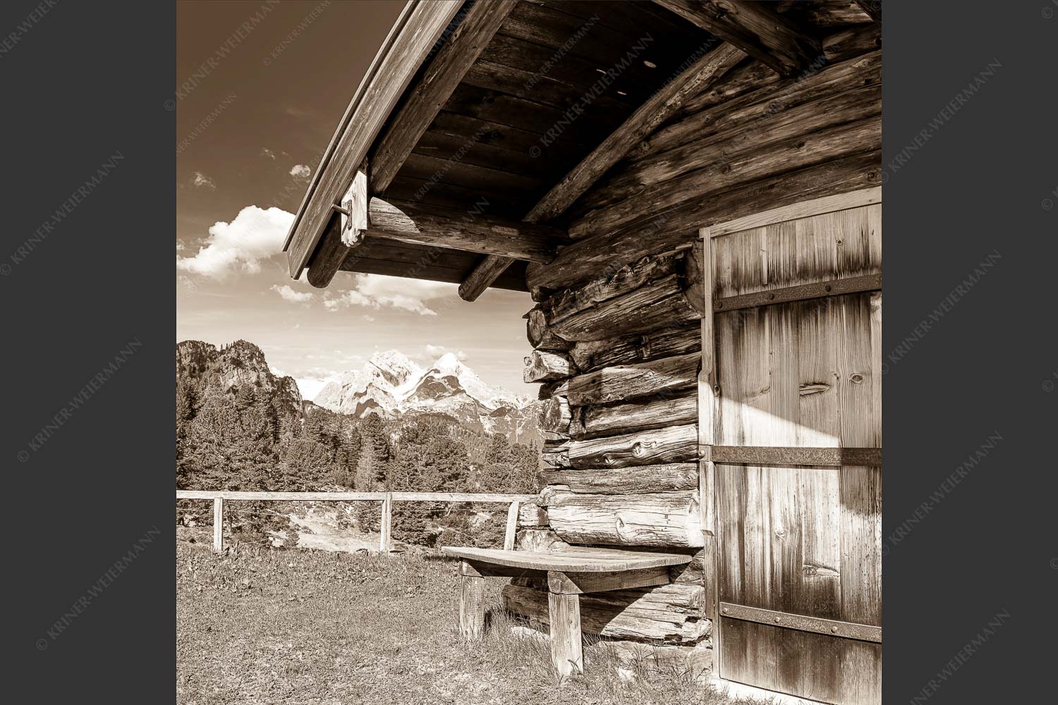 Vom Schachen bis zum Gamsanger gibt es auf der Wetterstein-Nordseite einiges zu entdecken - Kämialm 1:1 sepia -- Almhütte im Wettersteingebirge - mehr Infos bei www.Kriner-Weiermann.de