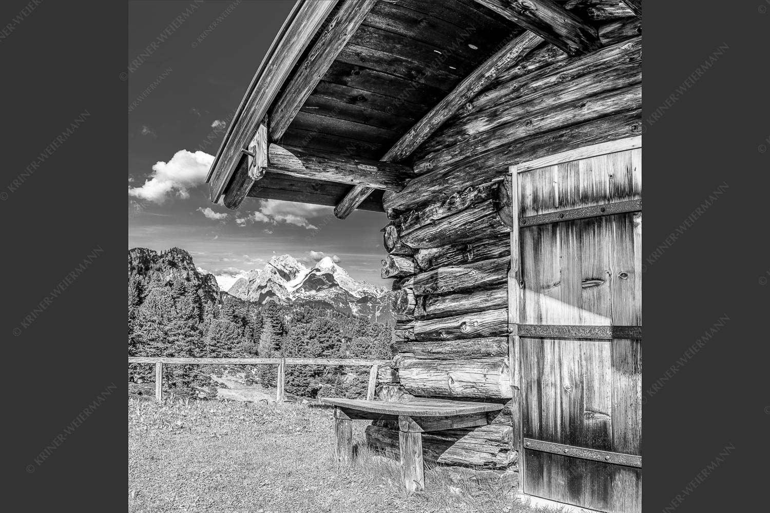 Vom Schachen bis zum Gamsanger gibt es auf der Wetterstein-Nordseite einiges zu entdecken - Kämialm 1:1 sw -- Almhütte im Wettersteingebirge - mehr Infos bei www.Kriner-Weiermann.de
