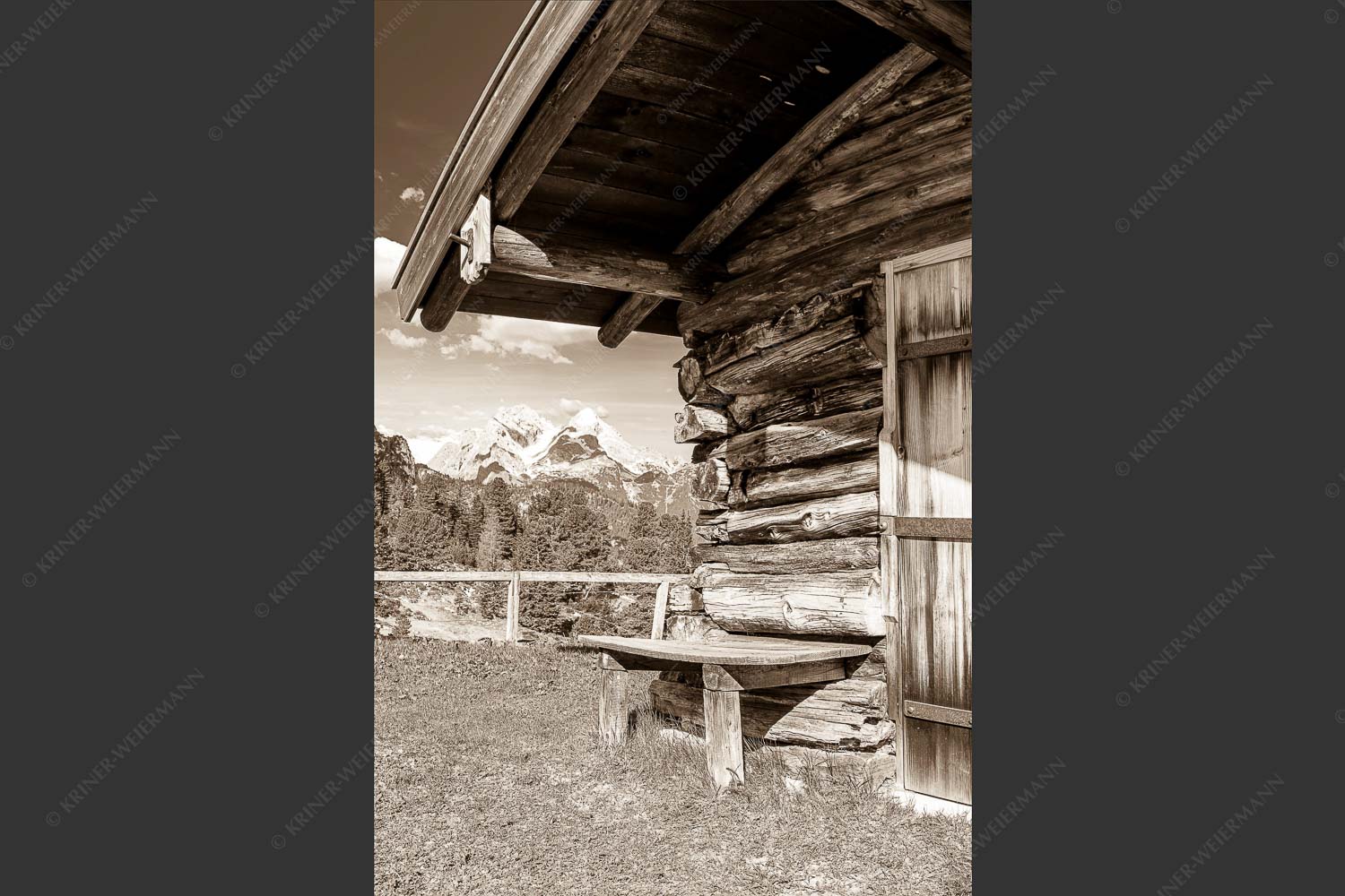 Vom Schachen bis zum Gamsanger gibt es auf der Wetterstein-Nordseite einiges zu entdecken - Kämialm 2:3 sepia -- Almhütte im Wettersteingebirge - mehr Infos bei www.Kriner-Weiermann.de