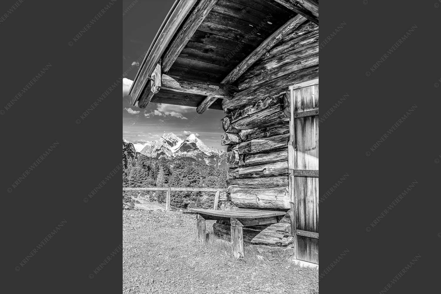 Vom Schachen bis zum Gamsanger gibt es auf der Wetterstein-Nordseite einiges zu entdecken - Kämialm 2:3 sw -- Almhütte im Wettersteingebirge - mehr Infos bei www.Kriner-Weiermann.de