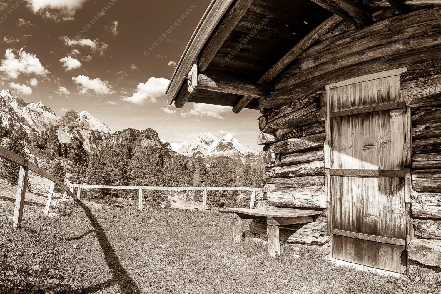 Vom Schachen bis zum Gamsanger gibt es auf der Wetterstein-Nordseite einiges zu entdecken - Kämialm 3:2 sepia -- Almhütte im Wettersteingebirge - mehr Infos bei www.Kriner-Weiermann.de