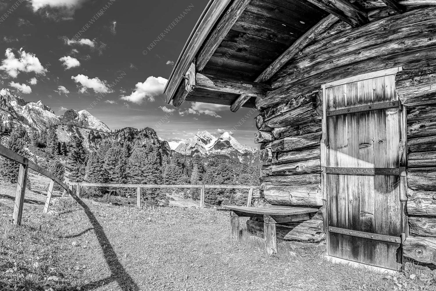 Vom Schachen bis zum Gamsanger gibt es auf der Wetterstein-Nordseite einiges zu entdecken - Kämialm 3:2 sw -- Almhütte im Wettersteingebirge - mehr Infos bei www.Kriner-Weiermann.de