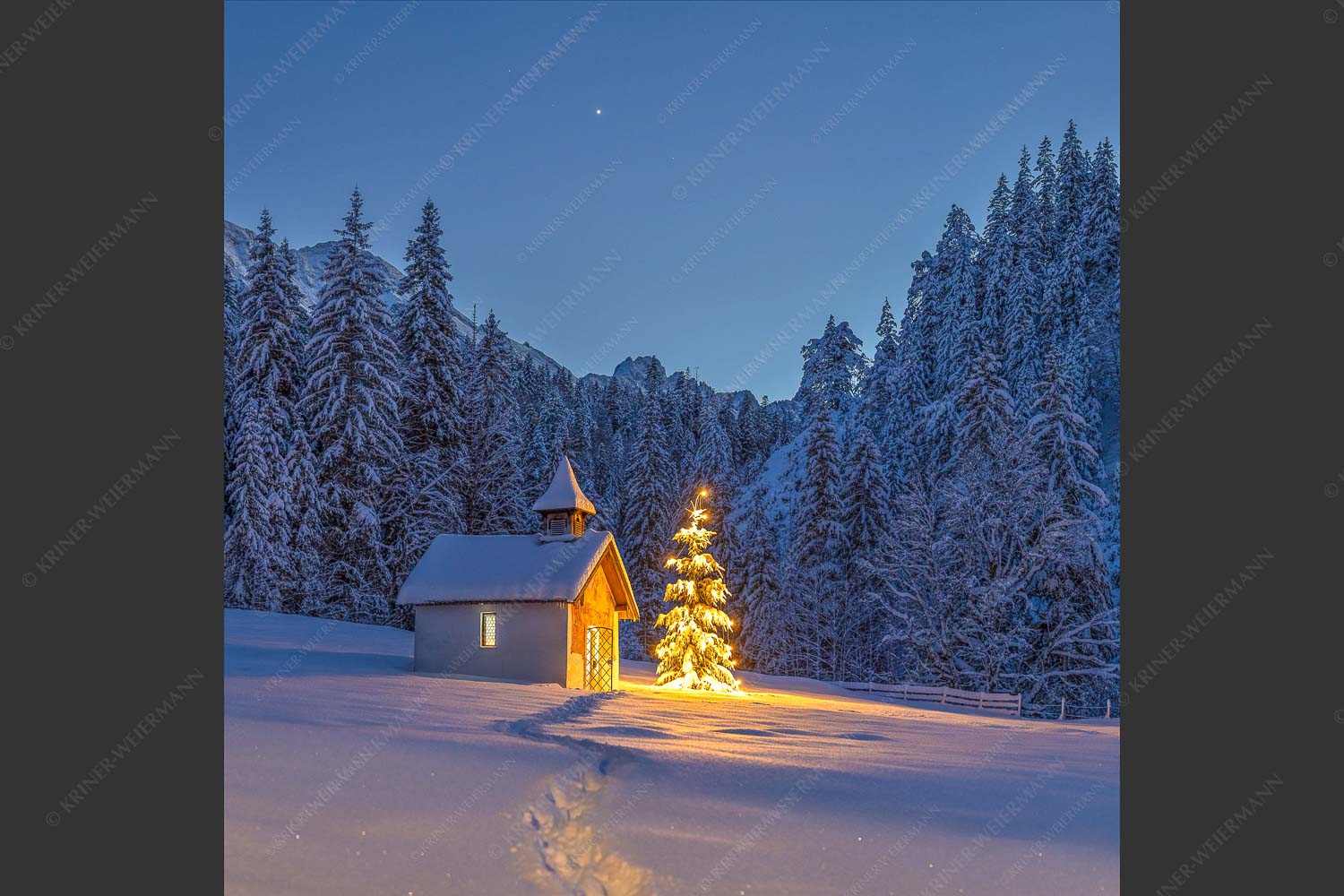 Weihnachtliche Kapelle in Elmau mit Wettersteingebirge - Kapelle Elmau 1:1  -- Christbaum im Schnee - mehr Infos bei www.Kriner-Weiermann.de