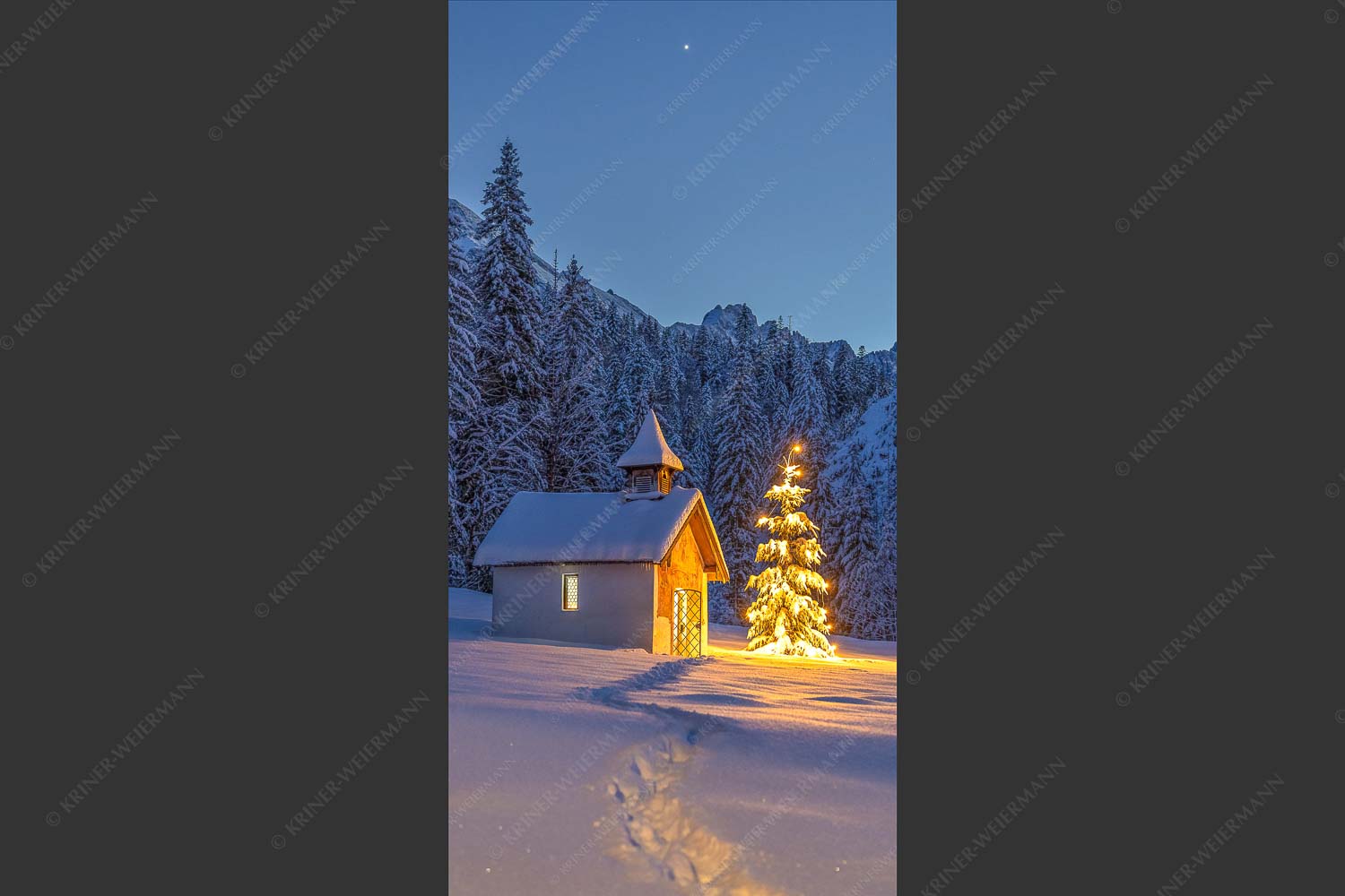 Weihnachtliche Kapelle in Elmau mit Wettersteingebirge - Kapelle Elmau 1:2  -- Christbaum im Schnee - mehr Infos bei www.Kriner-Weiermann.de