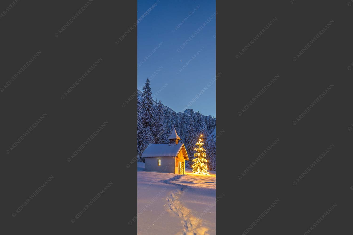 Weihnachtliche Kapelle in Elmau mit Wettersteingebirge - Kapelle Elmau 1:3  -- Christbaum im Schnee - mehr Infos bei www.Kriner-Weiermann.de