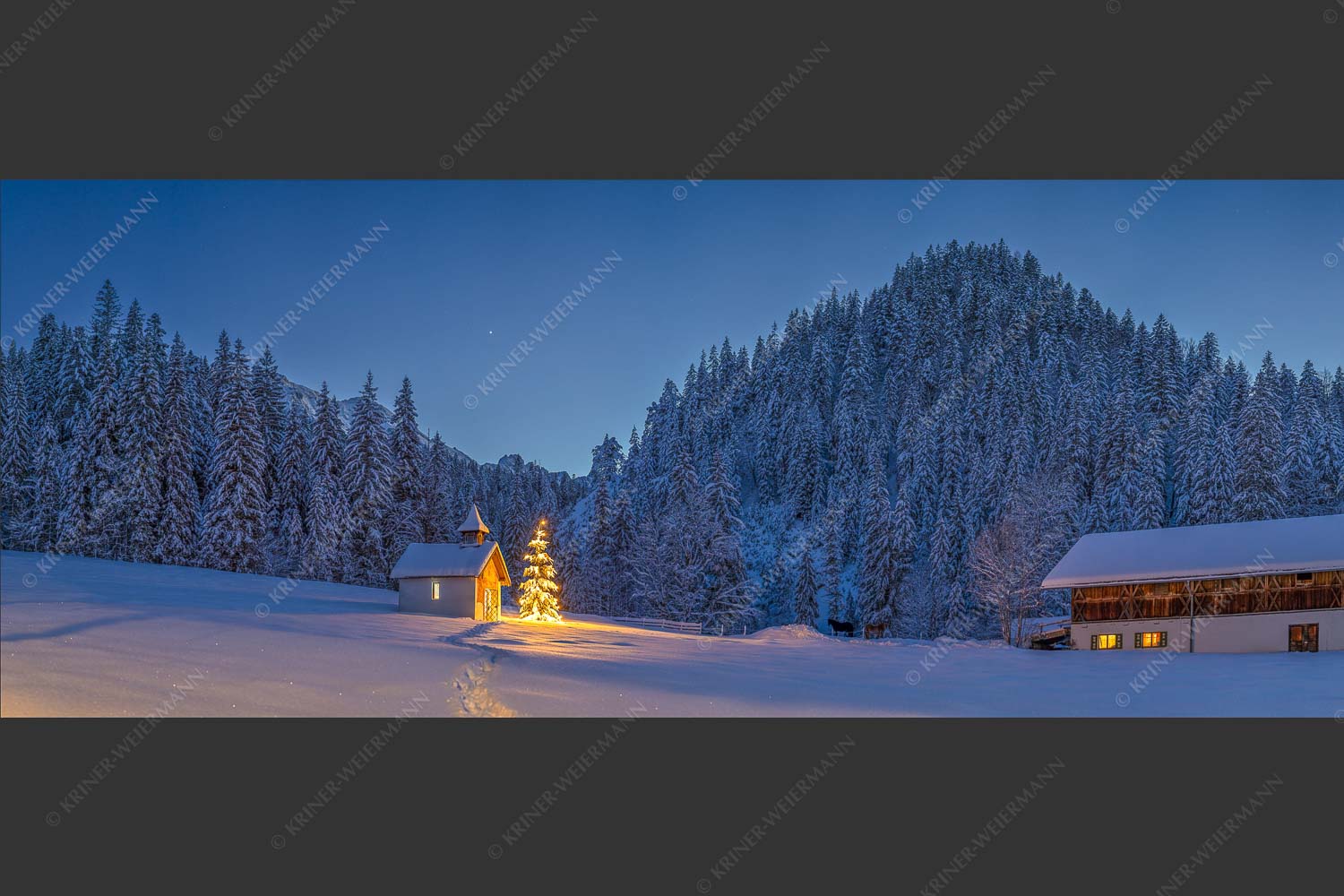 Weihnachtliche Kapelle in Elmau mit Wettersteingebirge - Kapelle Elmau 2,5:1  -- Christbaum im Schnee - mehr Infos bei www.Kriner-Weiermann.de