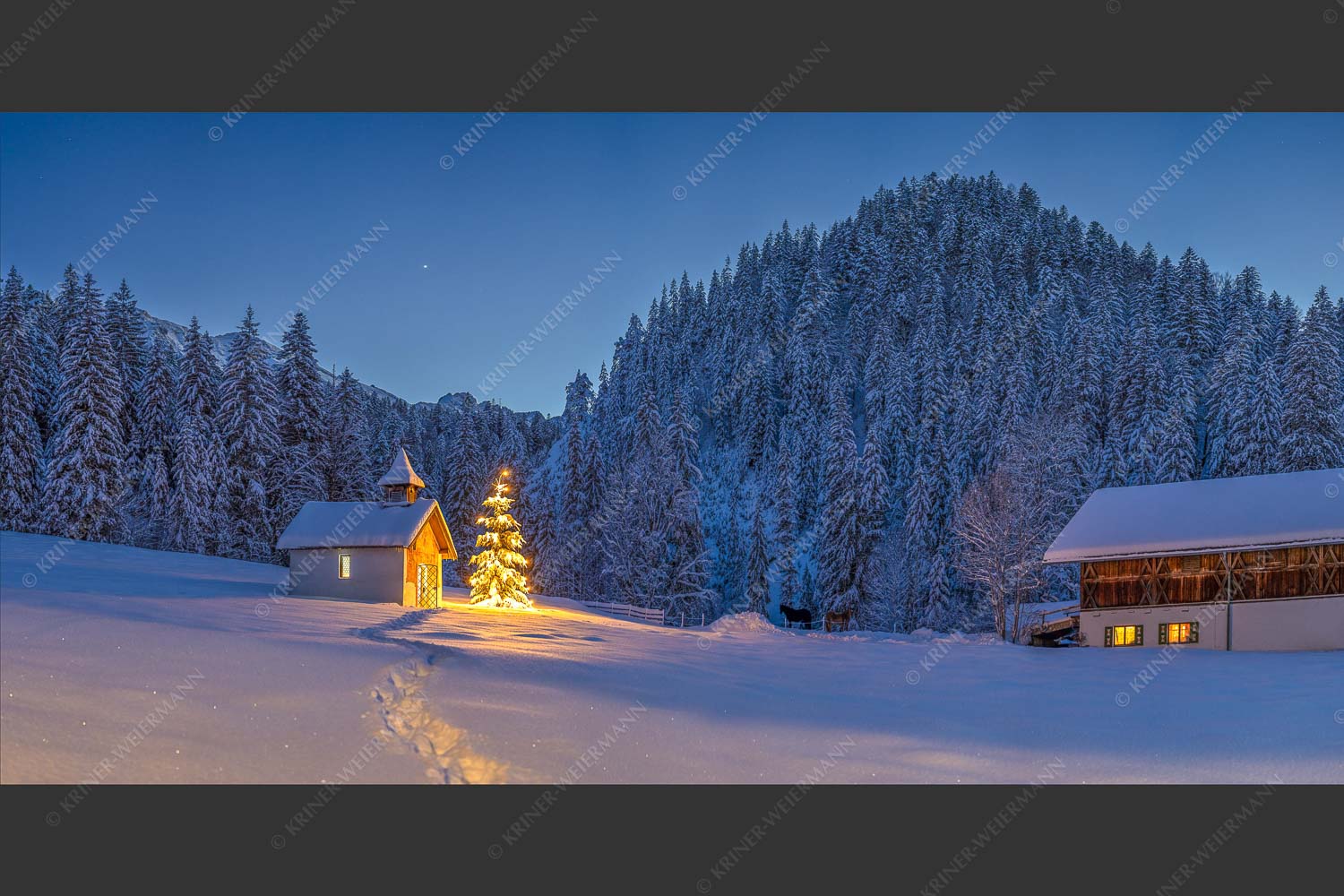 Weihnachtliche Kapelle in Elmau mit Wettersteingebirge - Kapelle Elmau 2:1  -- Christbaum im Schnee - mehr Infos bei www.Kriner-Weiermann.de