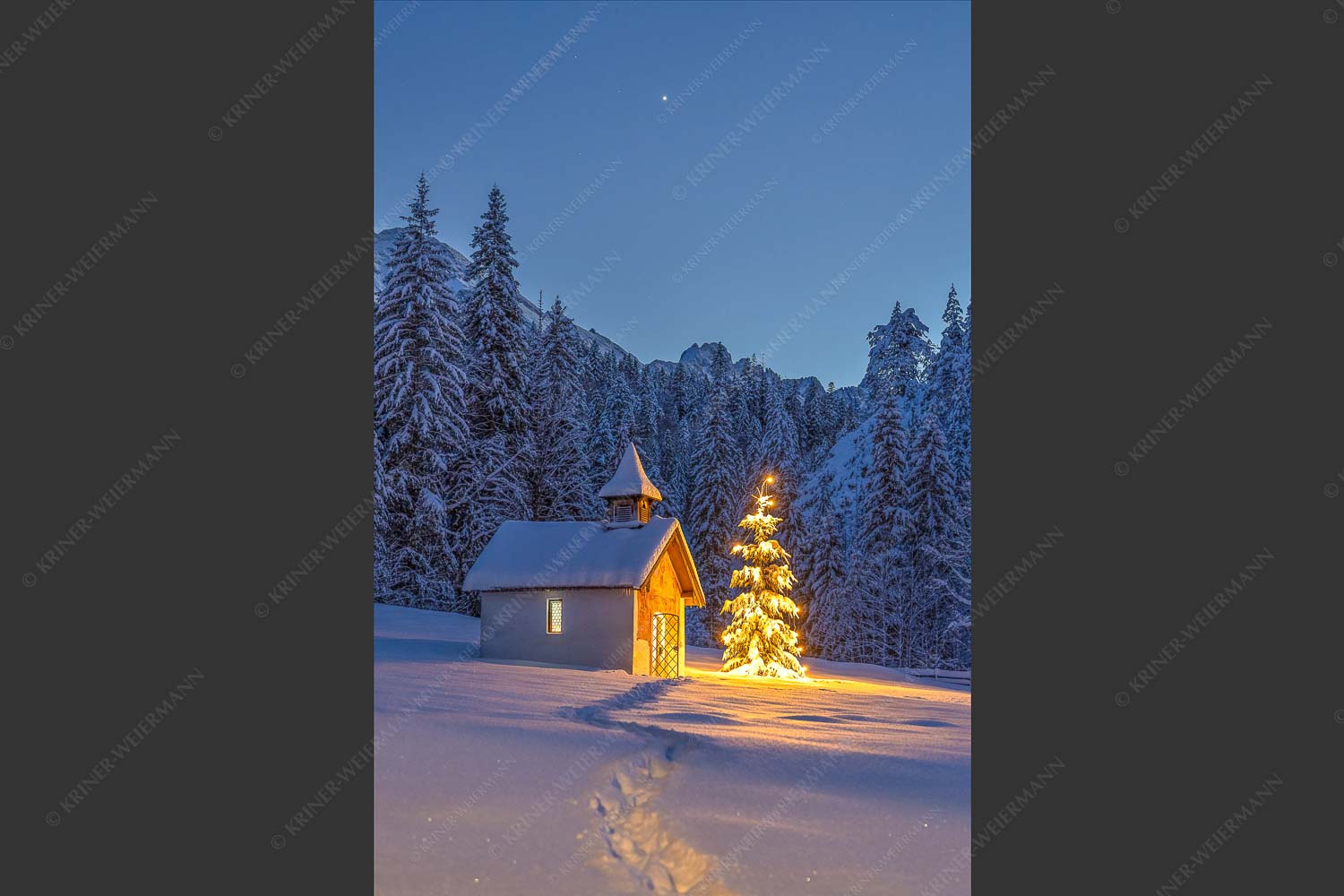 Weihnachtliche Kapelle in Elmau mit Wettersteingebirge - Kapelle Elmau 2:3  -- Christbaum im Schnee - mehr Infos bei www.Kriner-Weiermann.de