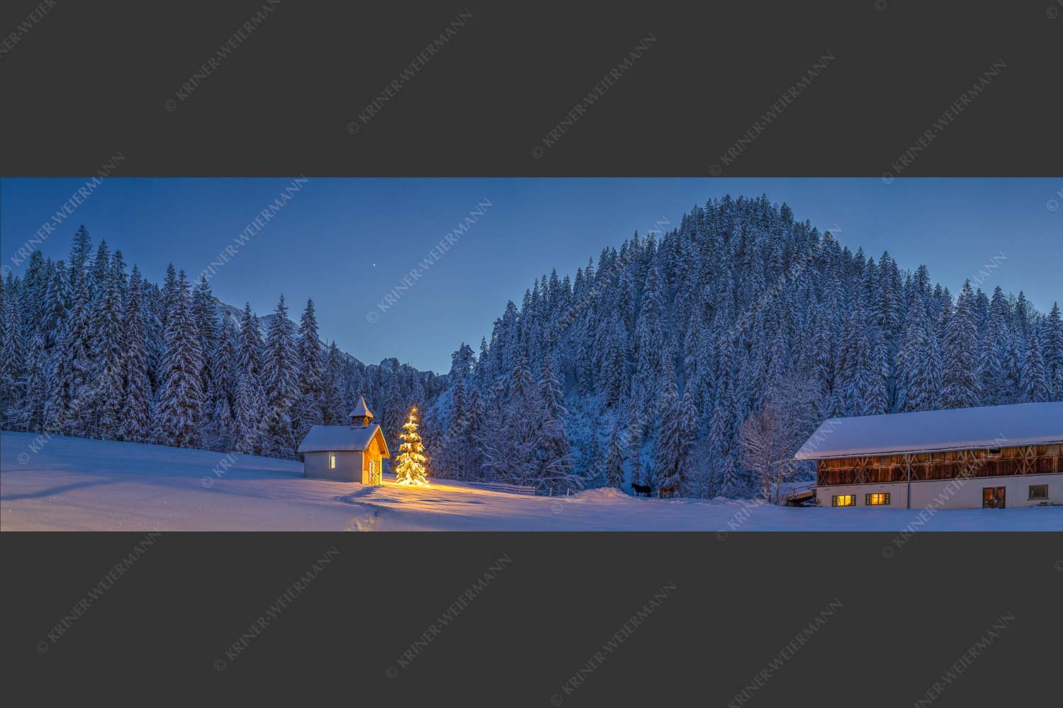 Weihnachtliche Kapelle in Elmau mit Wettersteingebirge - Kapelle Elmau 3:1  -- Christbaum im Schnee - mehr Infos bei www.Kriner-Weiermann.de