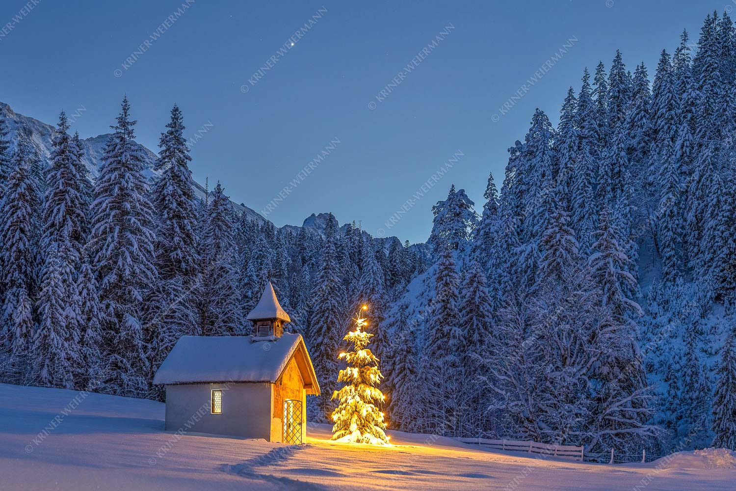 Weihnachtliche Kapelle in Elmau mit Wettersteingebirge - Kapelle Elmau 3:2  -- Christbaum im Schnee - mehr Infos bei www.Kriner-Weiermann.de